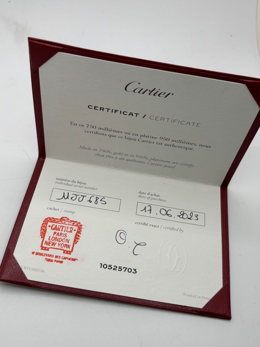 Alliance D’Amour en platine, symbole d’élégance et de pureté. Son design épuré met en valeur la brillance intemporelle du platine, métal précieux reconnu pour sa résistance et son éclat durable. Une bague raffinée, parfaite pour sceller un engagement ou célébrer un amour éternel.