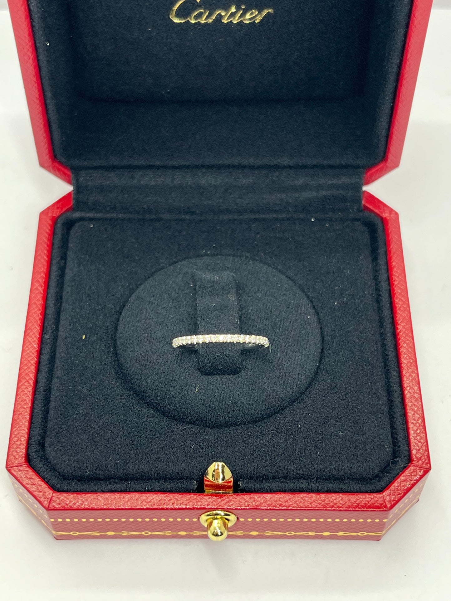 Découvrez cette magnifique bague de mariage Cartier Etincelle, en or blanc et sertie de diamants. Élégante et raffinée, cette alliance incarne le luxe et la pureté, parfaite pour symboliser l'engagement éternel. Sa brillance incomparable et son design intemporel en font un choix idéal pour un mariage ou une occasion spéciale.