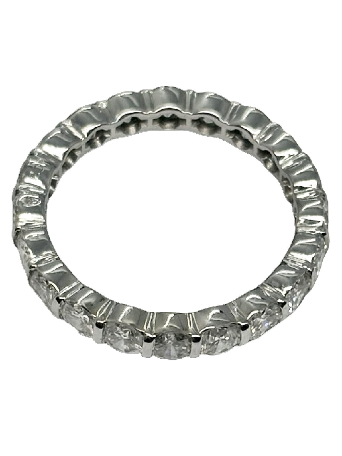 Alliance tour complet en or blanc 18K (750 millièmes) sertie de diamants naturels pour un poids total de 2,40 carats. Cette bague éternité séduit par son pavage étincelant qui entoure entièrement le doigt, offrant une brillance continue et élégante. Idéale pour célébrer un mariage, un anniversaire ou une occasion spéciale, cette alliance en diamants allie raffinement et intemporalité. Un bijou précieux au style classique, parfait pour sublimer chaque main et accompagner tous les moments de vie.