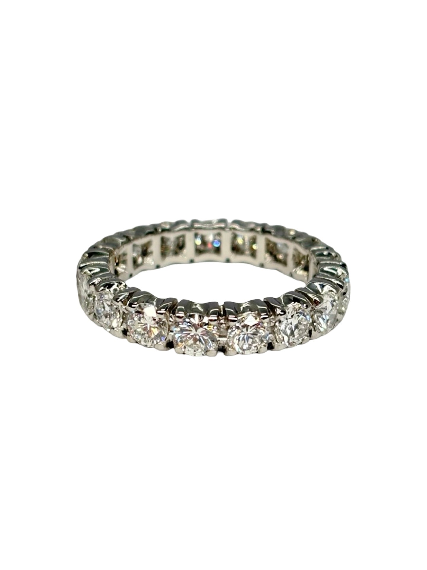 Alliance tour complet en or blanc 18K (750‰) sertie de diamants totalisant 3 carats. Cette alliance éternité séduit par son rang continu de diamants, offrant une brillance exceptionnelle sous tous les angles. Réalisée en or blanc 18 carats, elle incarne l'élégance et le savoir-faire joaillier. Idéale comme alliance de mariage, bague d'anniversaire ou bijou symbolique, elle accompagne chaque moment précieux avec raffinement et éclat.