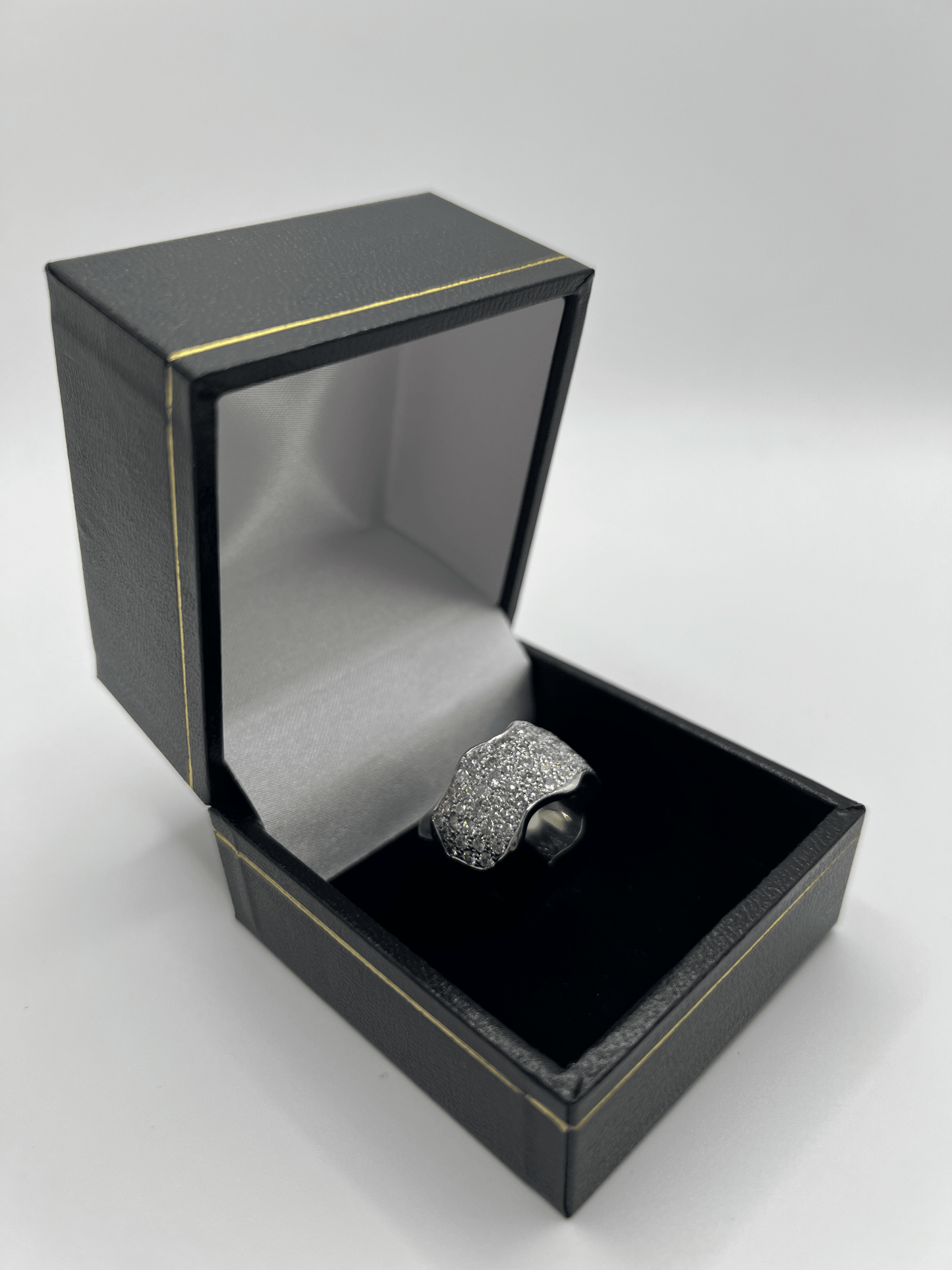 Cette alliance en or blanc est décorée de diamants naturels ronds, pesant au total 1,50 ct. Elle est livrée dans un écrin élégant, parfait pour offrir ou pour conserver en toute sécurité. Un choix idéal pour marquer un moment spécial.