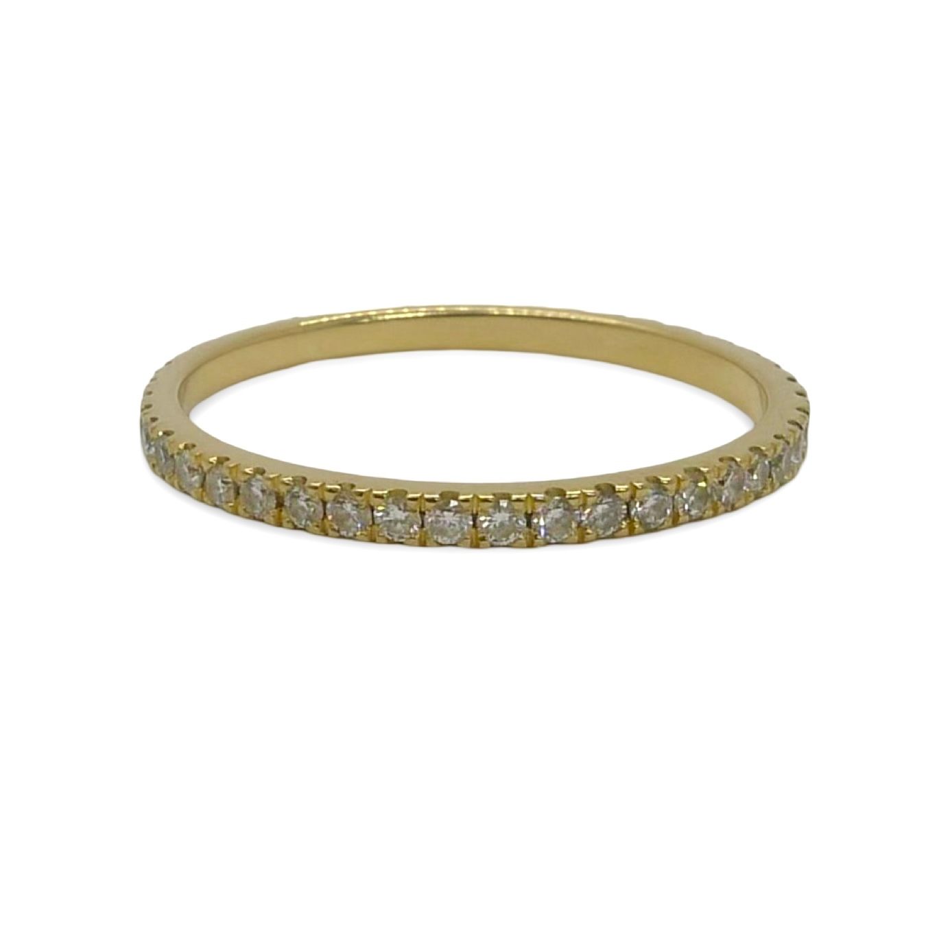 Craquez pour cette magnifique alliance tour complet en or, entièrement sertie de diamants naturels totalisant 0,57 carat. Son design raffiné et son éclat continu en font un bijou d’exception, symbole d’un amour éternel. Parfaite pour un mariage, un anniversaire de mariage ou simplement pour ajouter une touche sophistiquée à votre main.