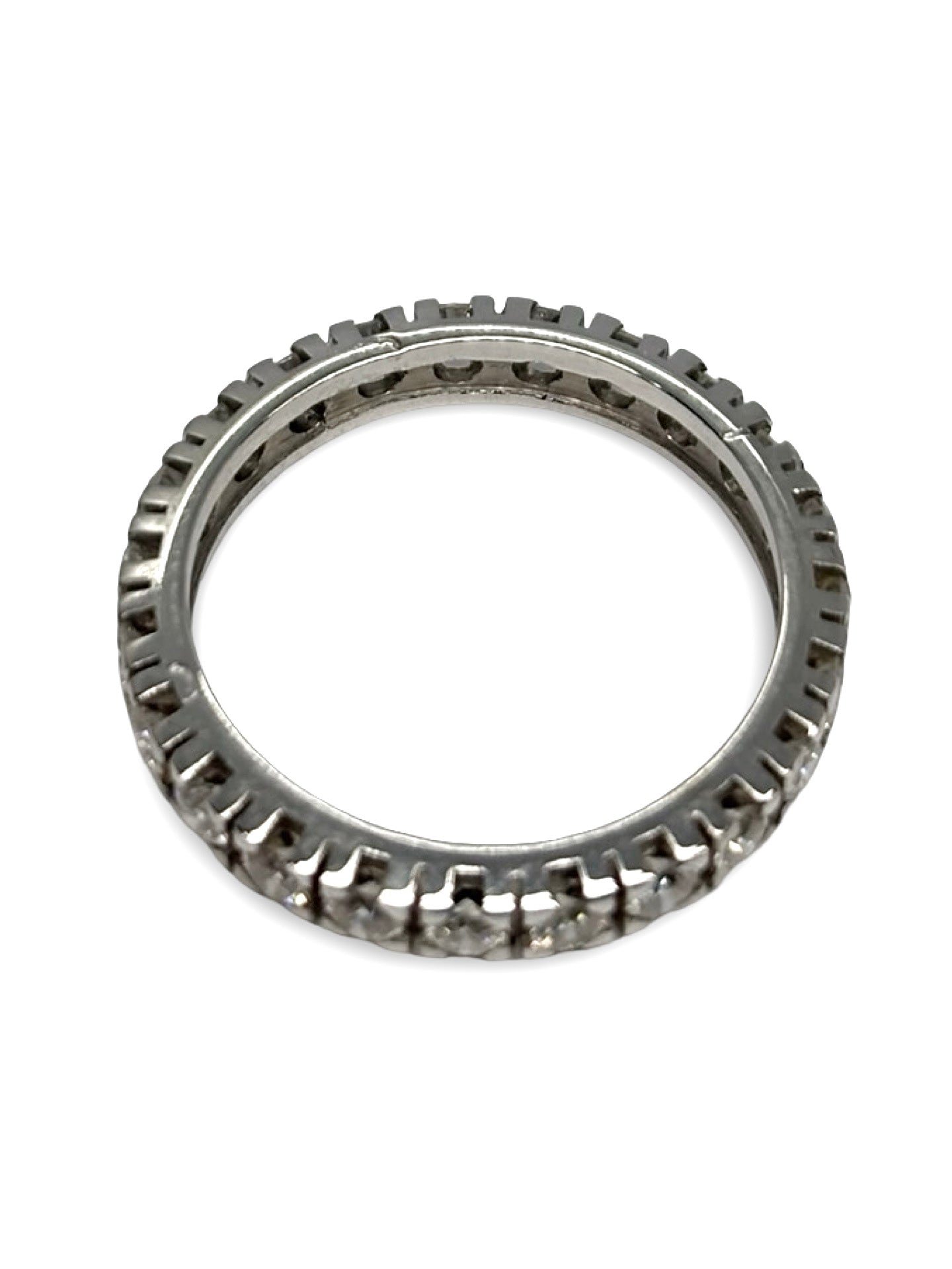 Alliance tour complet en or blanc sertie de diamants totalisant 0,85 carat, offrant un éclat continu et raffiné autour du doigt. Son design élégant et intemporel met en valeur la brillance des diamants, parfaite pour un mariage ou un engagement. Un bijou sophistiqué qui symbolise l’amour éternel avec style et éclat.