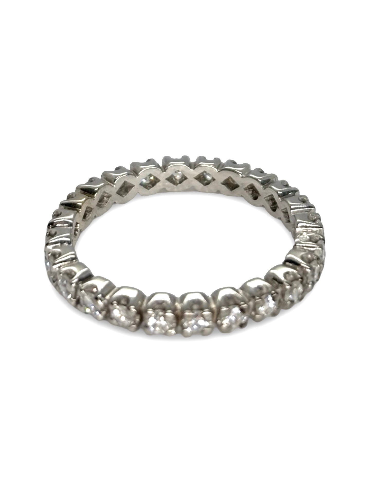 Alliance tour complet en or blanc 18K sublimée par un sertissage continu de diamants totalisant 0,70 carat. Élégante et intemporelle, cette bague éternité séduit par son éclat raffiné et son design délicat. Idéale pour célébrer un engagement, un anniversaire ou un moment précieux, elle incarne le luxe discret et la sophistication de la haute joaillerie.