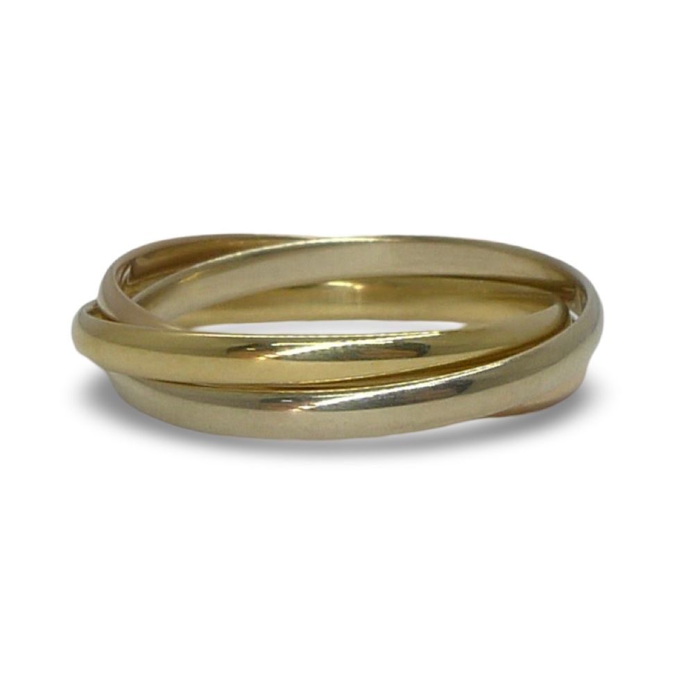 Optez pour l’élégance classique avec cette alliance en or jaune, or blanc et or rose 18K, un bijou raffiné qui symbolise l’union parfaite et l’harmonie. Son design tricolore apporte une touche de caractère et s’adapte à tous les styles. Idéale pour un mariage, un anniversaire ou pour compléter une collection de bijoux précieux.