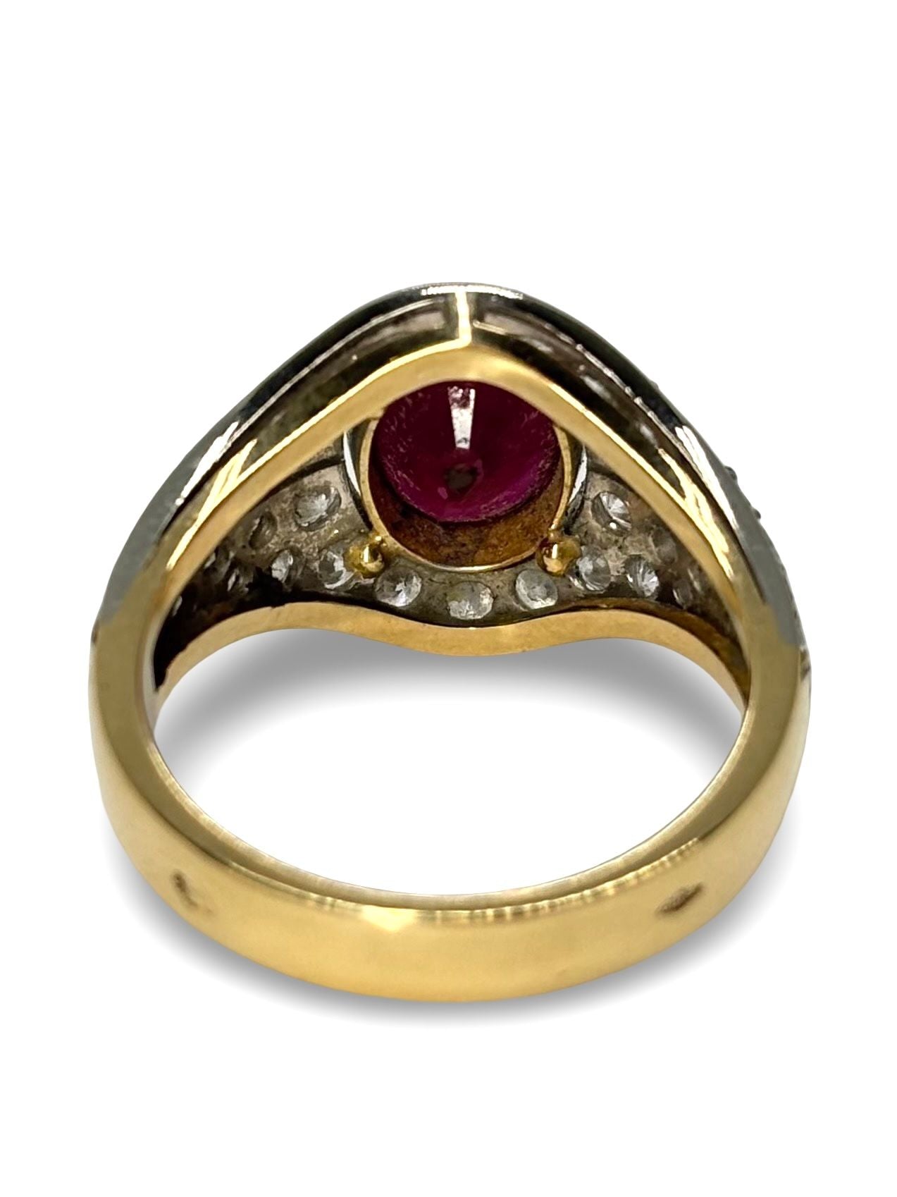 Majestueuse bague ancienne en or jaune 18 carats, sublimée par un rubis profond de 1,5 ct et entourée de 1 ct de diamants éclatants. Ce bijou d’époque au charme intemporel incarne l’élégance et la noblesse des pierres précieuses. Parfaite pour les passionnés de pièces rares et raffinées.