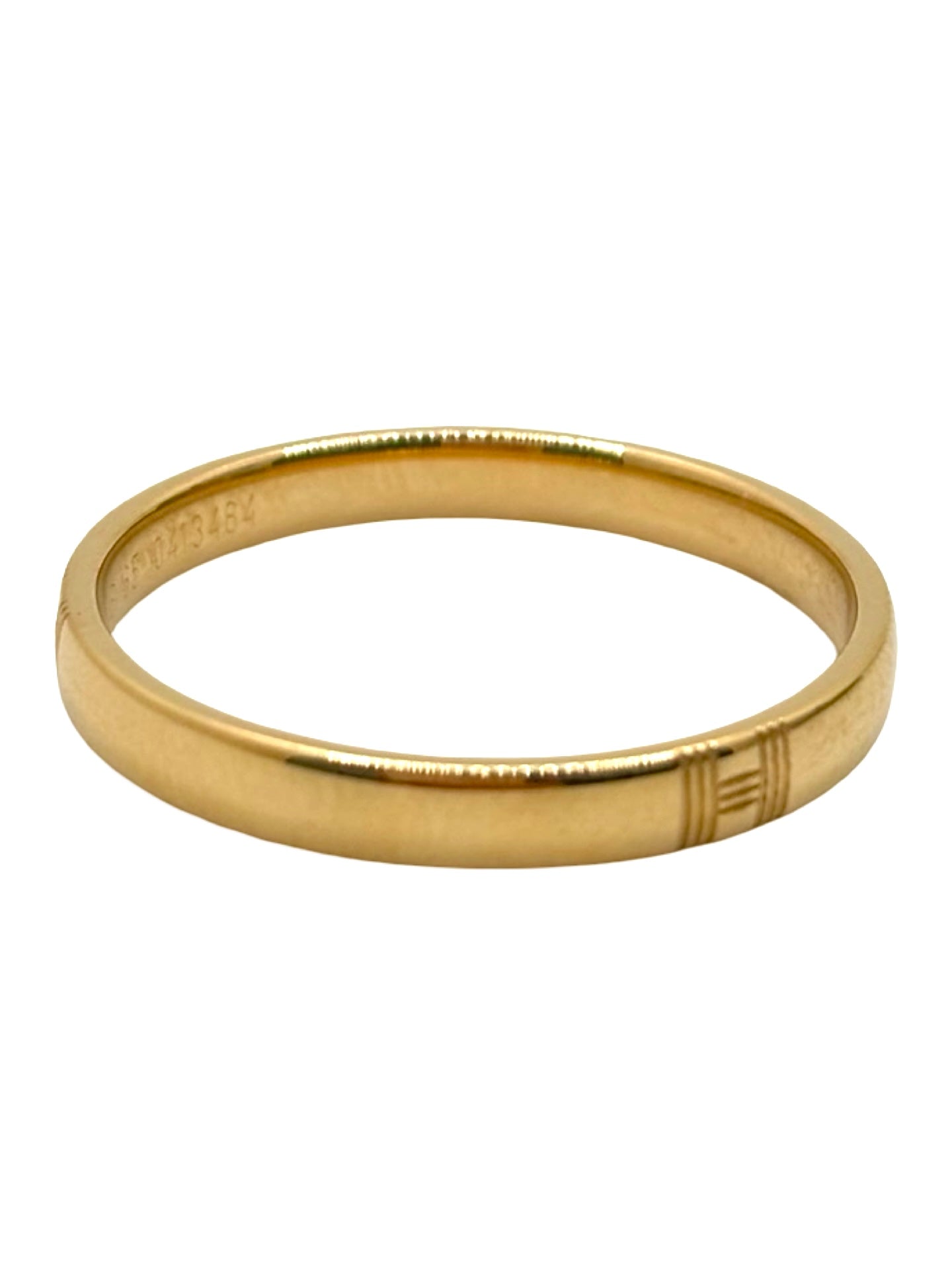 Alliance Hermès en or jaune 18K au style sobre et intemporel. Cette création joaillière en or jaune 750 millièmes séduit par son élégance raffinée et ses finitions soignées. Bijou de luxe idéal pour un mariage, une cérémonie ou un porté quotidien élégant. Alliance précieuse reflétant le savoir-faire emblématique de la maison Hermès, parfaite pour compléter une collection de haute joaillerie ou offrir un cadeau d’exception.