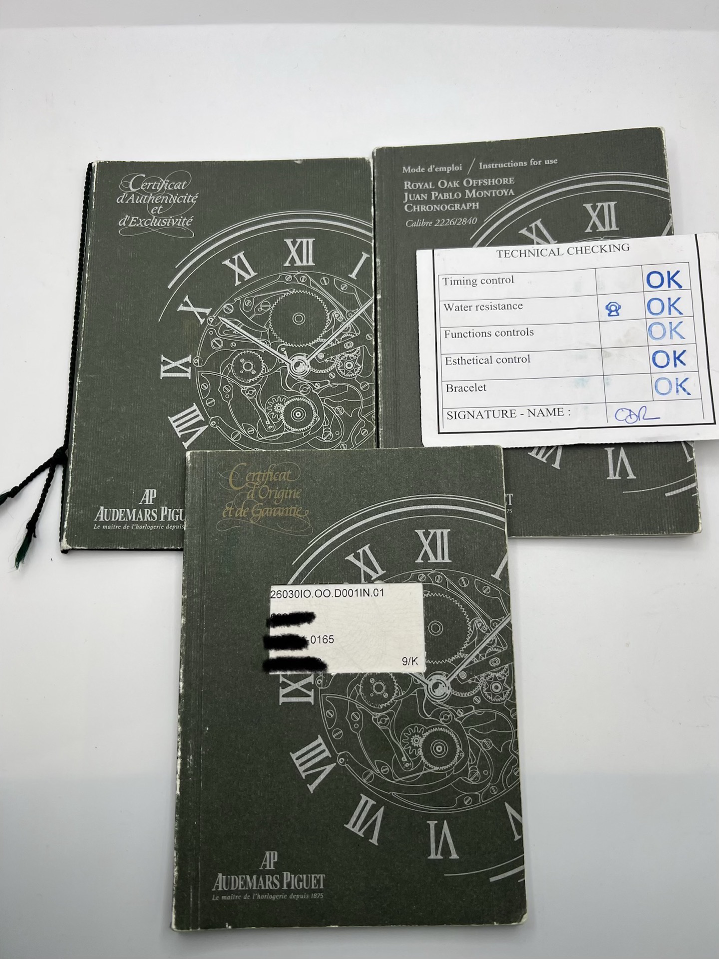 Montre Audemars Piguet Royal Oak Offshore “Juan Pablo Montoya” réf. 26030IO.OO.D001IN.01 en titane avec lunette carbone et cadran argent. Cette édition limitée à 1000 exemplaires est équipée du mouvement automatique Audemars Piguet calibre 2226/2840 avec fonction chronographe et date. Royal Oak Offshore de 44 mm inspirée de la Formule 1, avec fond transparent, bracelet cuir noir et papiers d’origine de 2004. Montre de collection rare et recherchée.