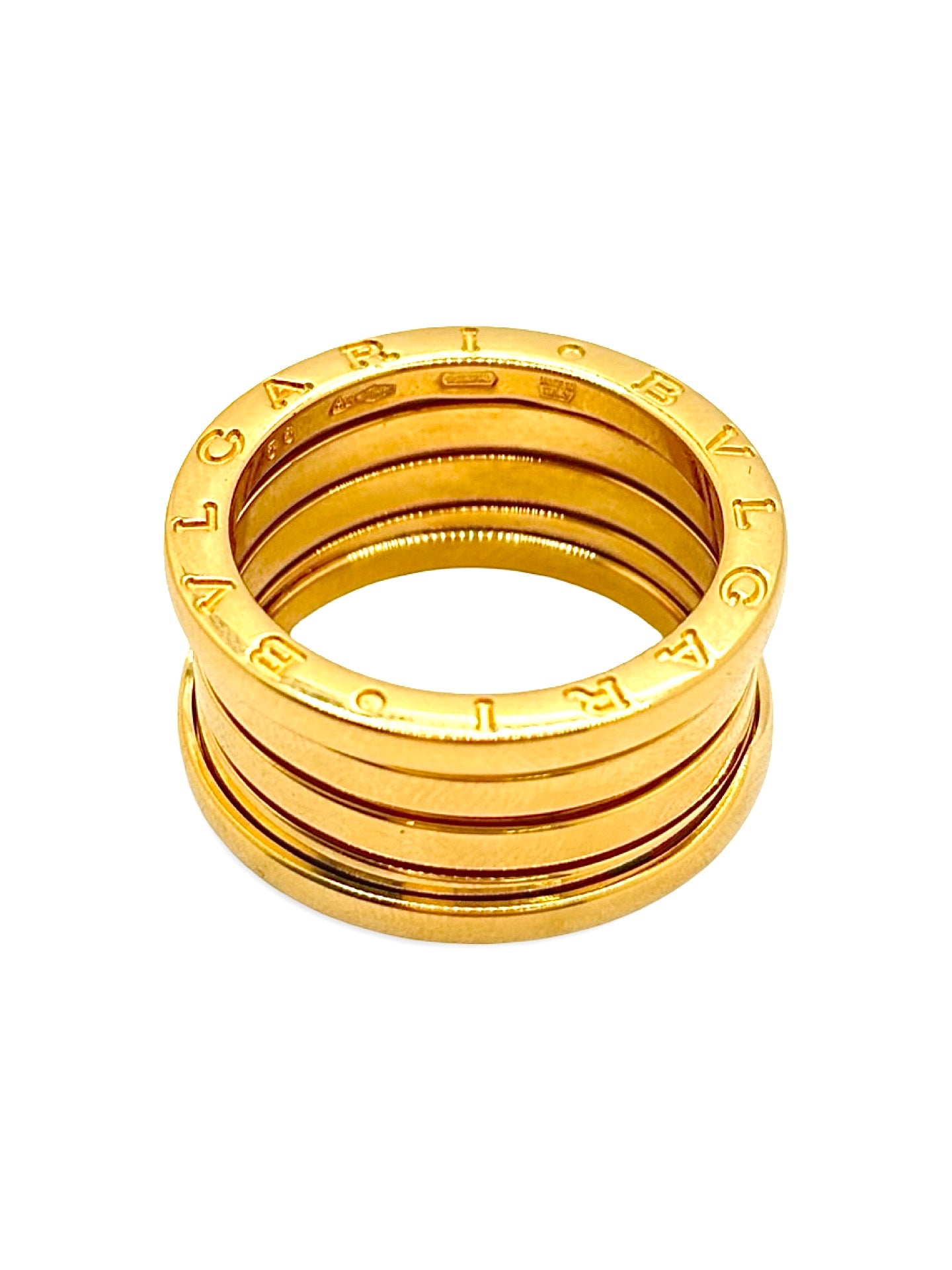 Découvrez la bague Bulgari B.zero1 en or jaune 18 carats, une création emblématique de la Maison Bulgari inspirée du Colisée de Rome. Cette bague B.zero1 en or jaune 750/1000 séduit par son design spiralé iconique, son élégance intemporelle et sa finition raffinée. L'anneau Bulgari B.zero1 or jaune 18K s'accorde aussi bien avec un style quotidien qu'une tenue habillée. Un bijou de luxe recherché pour son prestige, son authenticité et son savoir-faire italien.