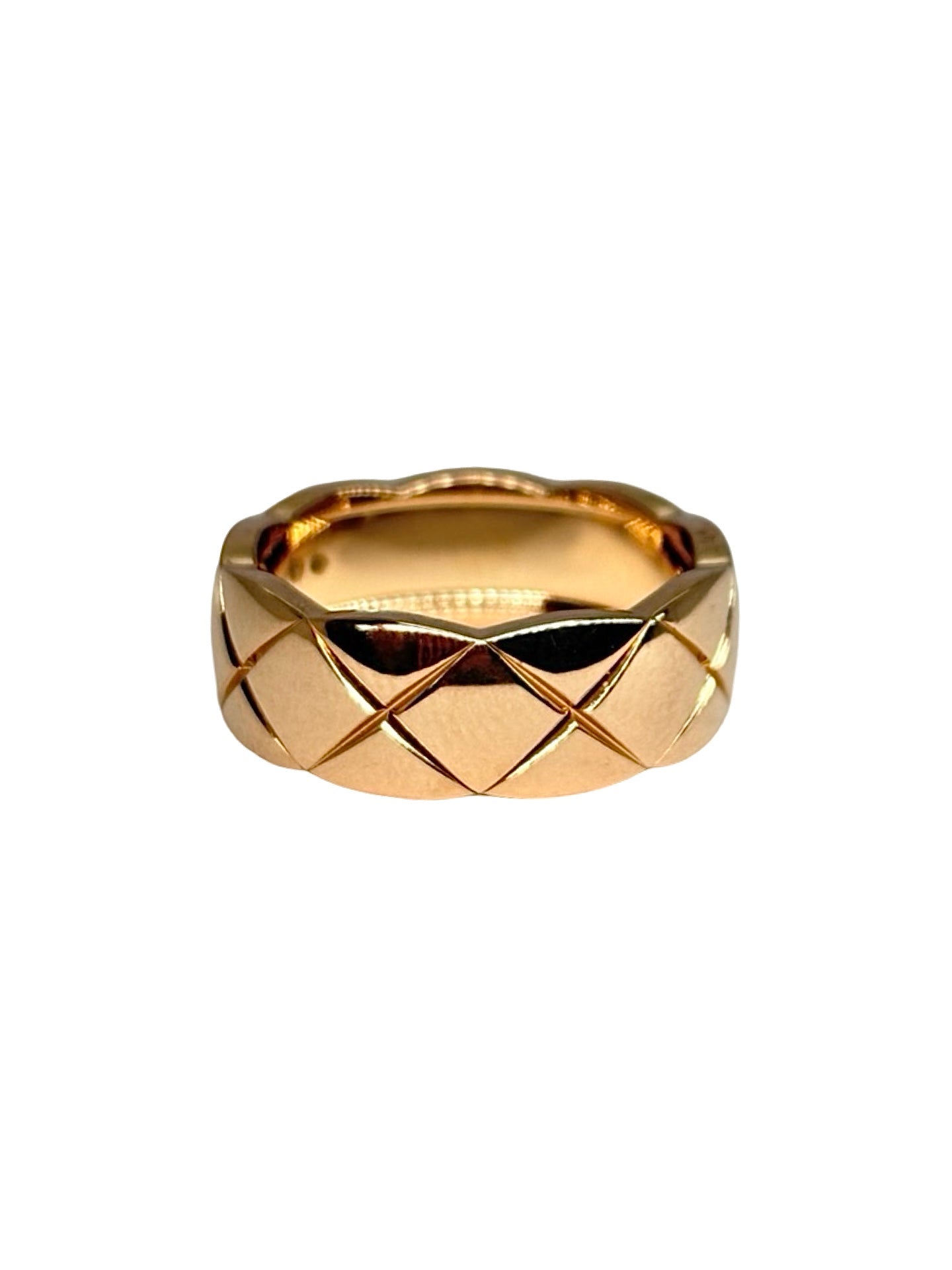 Bague Chanel Coco Crush petit modèle en or rose 18K (750‰), emblématique de la Maison Chanel. Son motif matelassé iconique apporte une touche contemporaine et raffinée à cette création joaillière. Conçue en or rose 18 carats, cette bague allie élégance, modernité et savoir-faire d'exception. Idéale à porter seule ou en accumulation, elle sublime chaque style avec discrétion et caractère. Un bijou de luxe intemporel, signature de l'univers Coco Crush.