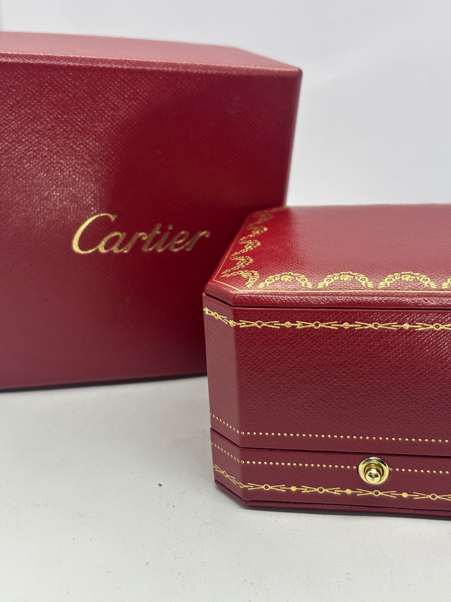 Bague Clou de Cartier en or rose 18 carats au design iconique et moderne. Ce bijou raffiné séduit par sa forme audacieuse et sa finition élégante, apportant une touche précieuse et contemporaine à la main. Idéale pour un style chic et sophistiqué, elle incarne le luxe discret et l’élégance intemporelle des créations Cartier.