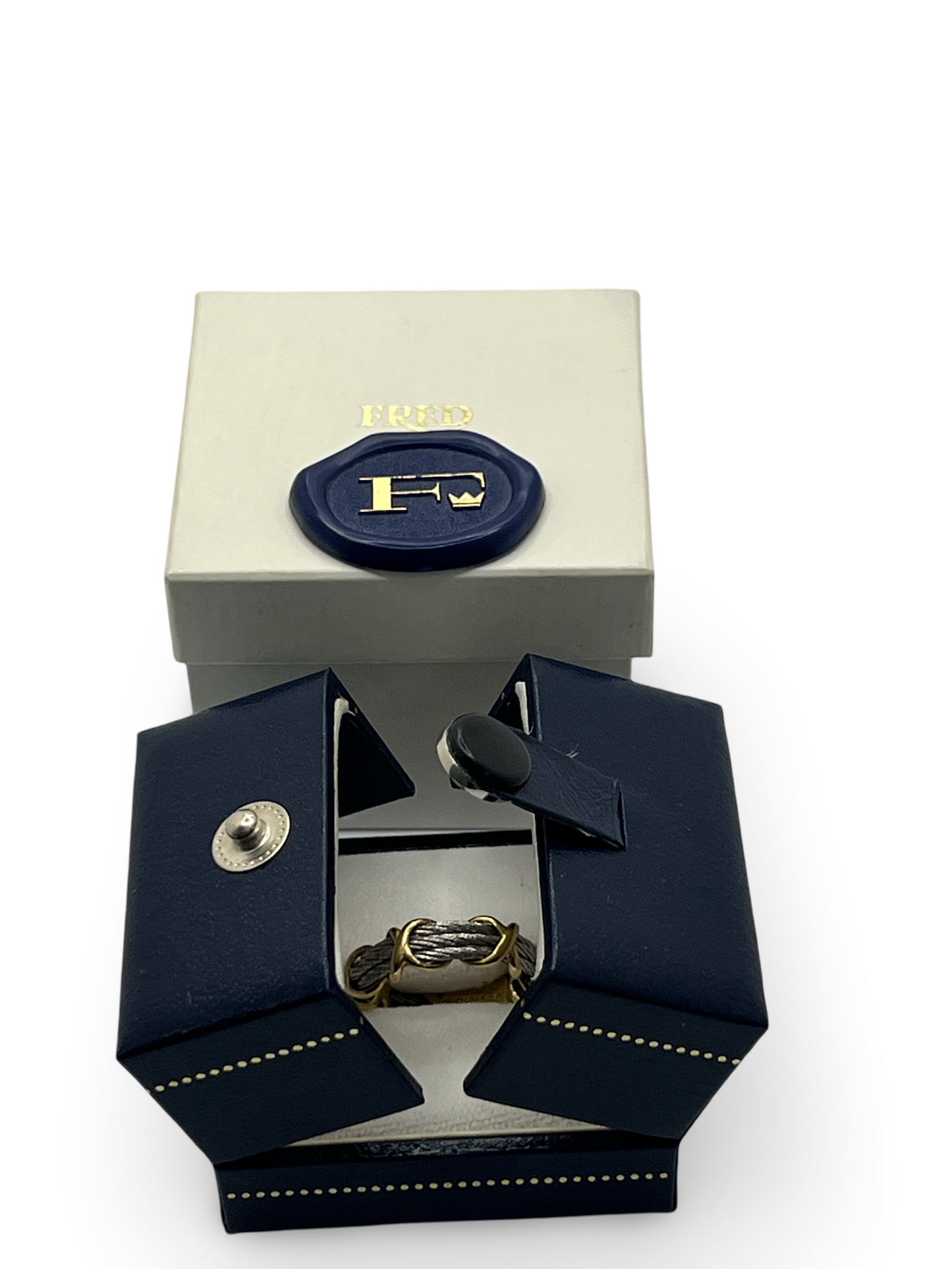 Bague Fred Force 10 vintage des années 90, un bijou iconique au design intemporel. Ce modèle rétro est accompagné de sa boîte d'origine Fred, parfait pour les collectionneurs et amateurs de pièces rares. Une bague élégante et authentique, symbole du savoir-faire joaillier de la maison Fred.