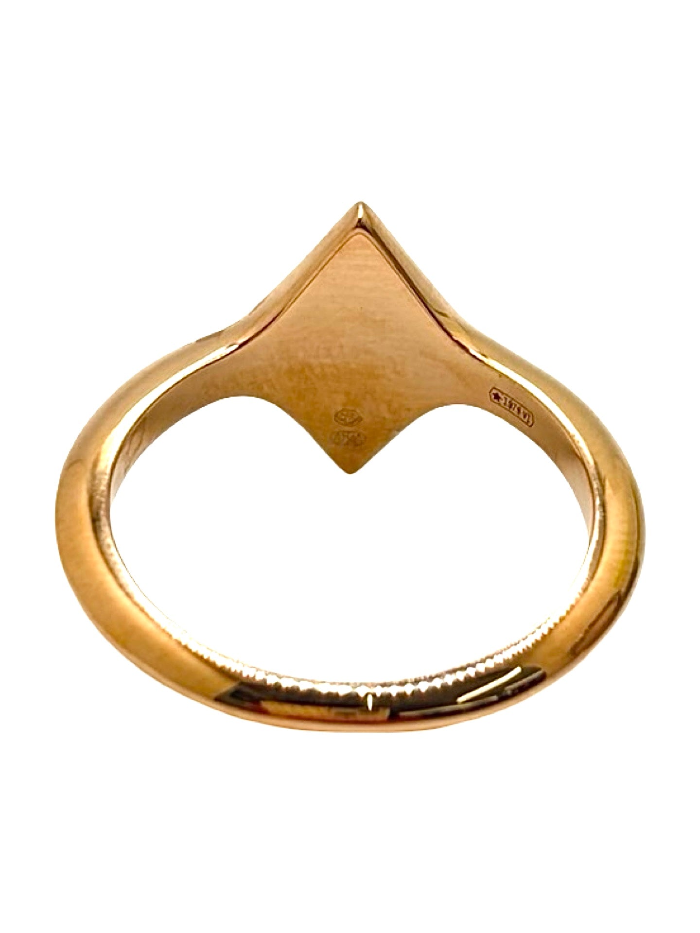 Bague Hermès modèle Gambade en or rose 18K au design élégant et contemporain. Cette création joaillière raffinée séduit par ses lignes épurées et la chaleur de l’or rose 750 millièmes. Bijou de luxe emblématique du savoir-faire Hermès, idéal pour une collection de haute joaillerie, un cadeau précieux ou un porté quotidien sophistiqué. Finitions soignées et style intemporel pour une bague chic et féminine.