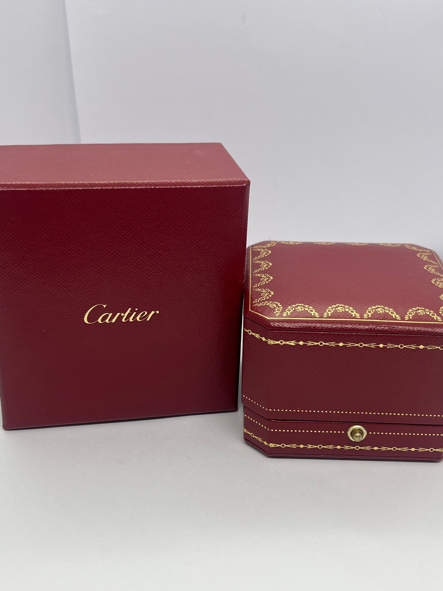 Icône de l’audace et du raffinement, la bague Juste Un Clou de Cartier en or jaune 18 carats incarne l’élégance contemporaine. Ce bijou emblématique, au design inspiré d’un simple clou, reflète l’esprit créatif de la Maison Cartier. Réalisée en or jaune 750/1000, cette bague allie minimalisme et caractère, pour un style affirmé et intemporel.