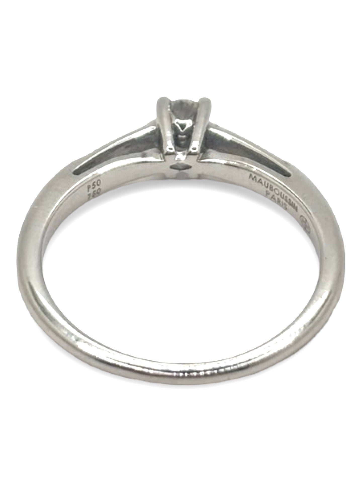 Solitaire Mauboussin en or blanc serti d’un diamant de 0,16 carat, au design élégant et épuré. Ce bijou raffiné met en valeur l’éclat du diamant, sublimé par la finesse de l’or blanc. Une bague intemporelle et lumineuse, idéale pour les amateurs de joaillerie précieuse, de pièces uniques et de bijoux sophistiqués au style classique.