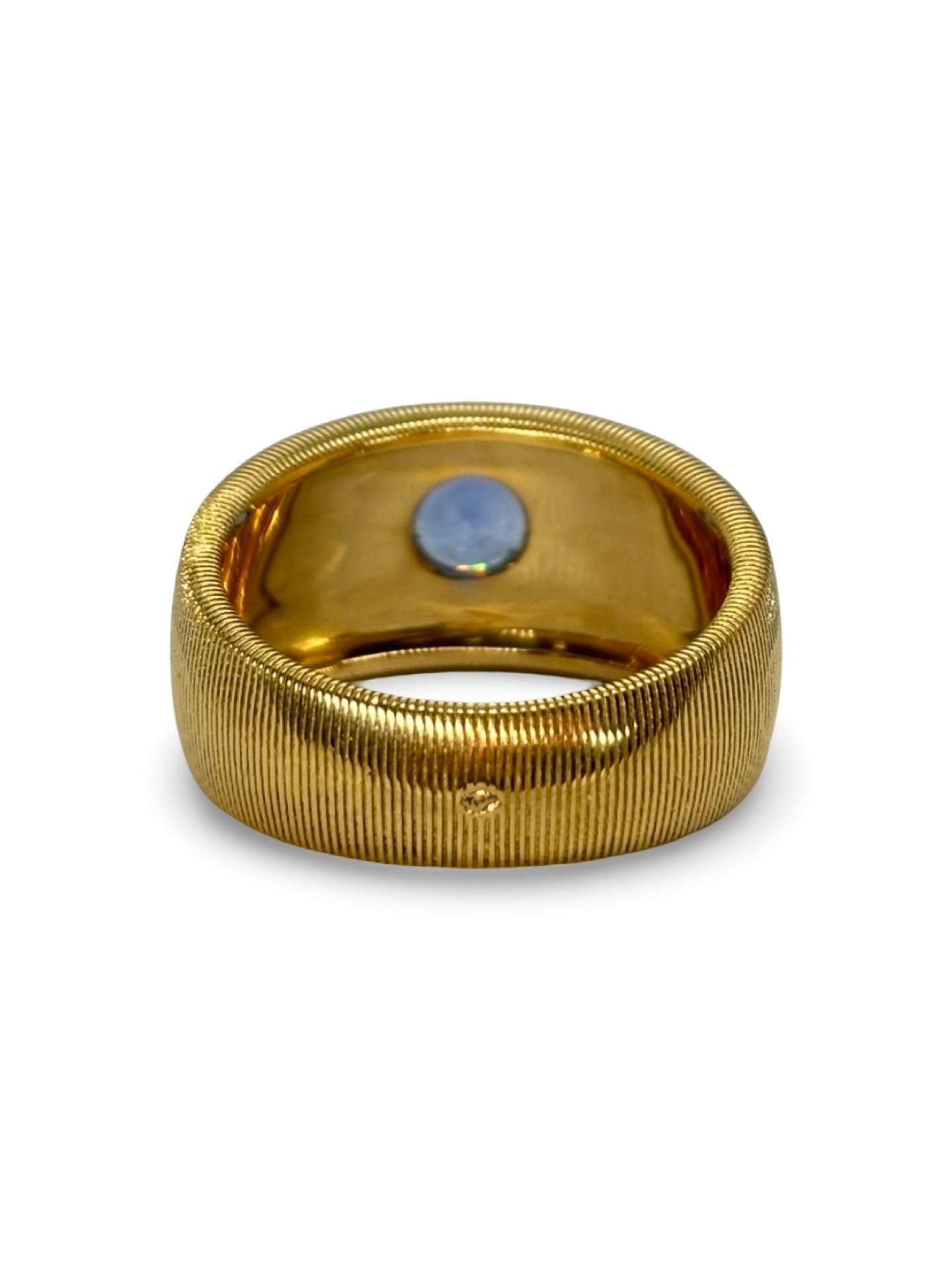 Raffinée et lumineuse, cette bague Mauboussin en or jaune est sertie d’un saphir de 1,1 carat et de diamants totalisant 0,07 carat. Une pièce de joaillerie élégante et intemporelle, parfaite pour sublimer vos tenues ou offrir un cadeau précieux. Bijou d’exception reflétant le savoir-faire et l’élégance de Mauboussin.