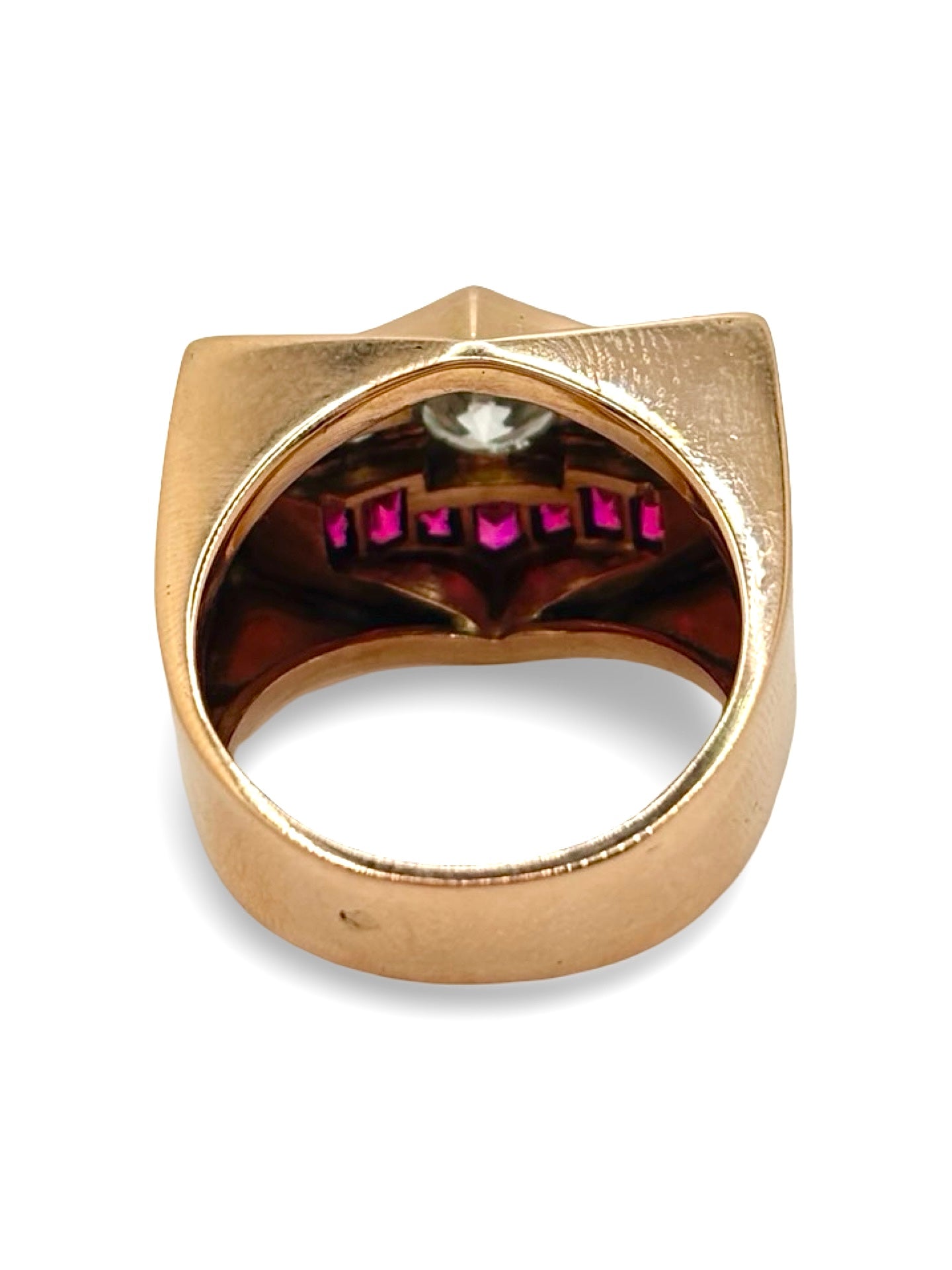 Bague Tank en or rose au design architectural, sertie de diamants totalisant 1,2 carat et d’un rubis de 0,50 carat. Ce bijou ancien allie lignes géométriques emblématiques du style Tank et pierres précieuses de qualité. Une bague élégante et structurée, idéale pour les amateurs de joaillerie vintage et de pièces de caractère.