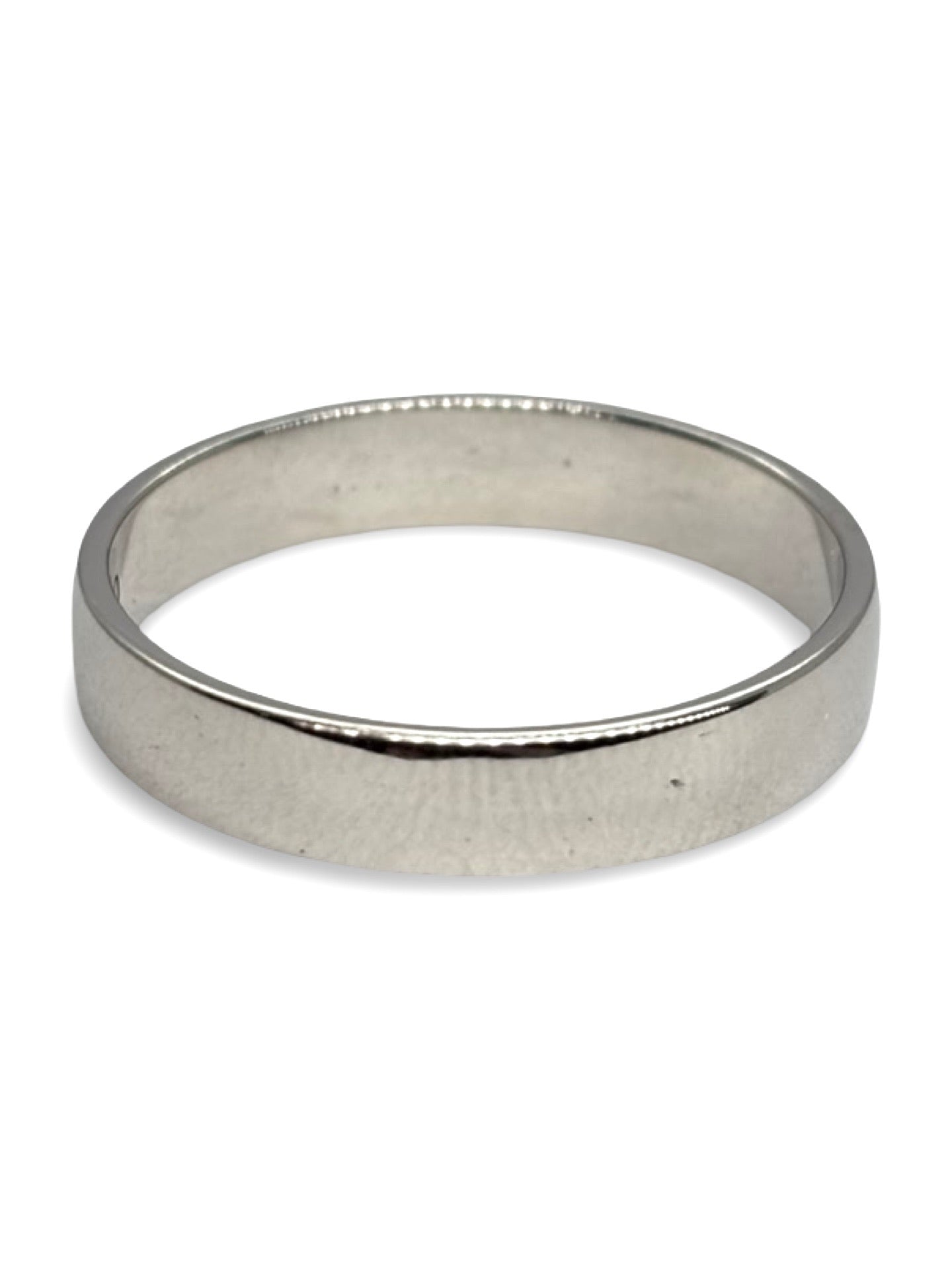 Alliance Mauboussin en platine 950, symbole d’amour éternel et d’élégance intemporelle. Anneau au design sobre et raffiné, apprécié pour sa pureté et sa résistance. Bijou de mariage idéal pour homme ou femme, offrant un confort quotidien et une finition précieuse. Le platine souligne un style moderne, durable et prestigieux.