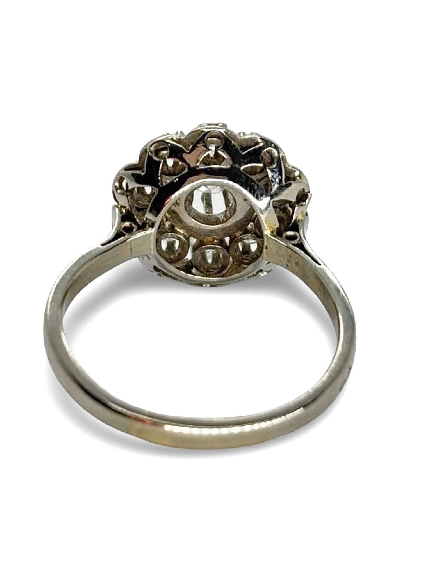 Élégante bague ancienne en or blanc et platine sertie de diamants totalisant 0,85 carat. Son design raffiné évoque le charme intemporel des bijoux d’époque. Alliance parfaite entre brillance et authenticité, cette création met en valeur l’éclat naturel des diamants pour un style vintage et sophistiqué.