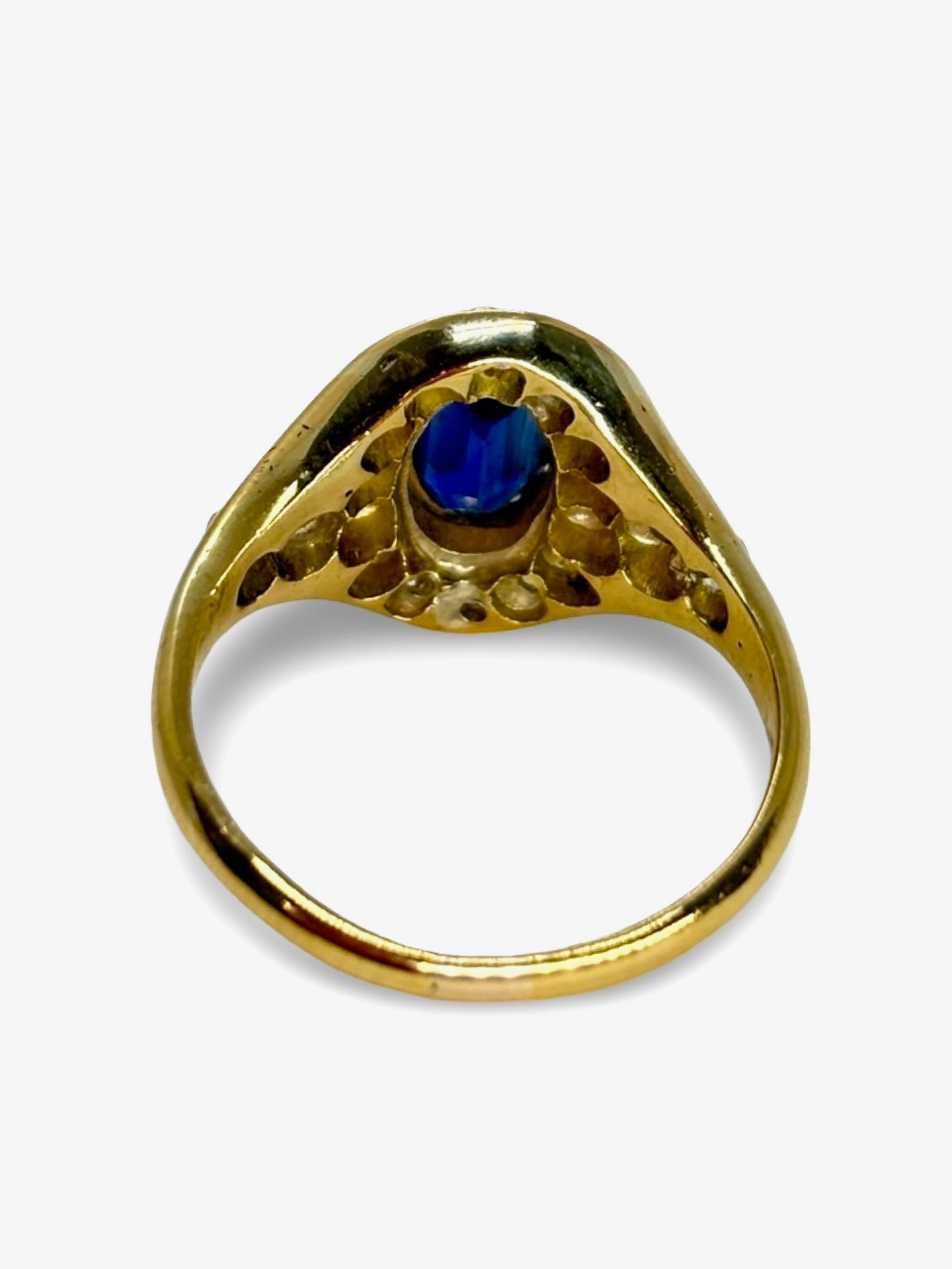 Bague ancienne en or jaune sublimée par un saphir naturel de 1,3 carat et des diamants totalisant 0,50 carat. Ce bijou vintage incarne le charme intemporel et le raffinement de la joaillerie d’époque. L’éclat chaud de l’or jaune s’accorde parfaitement à la profondeur du saphir et à la brillance délicate des diamants.
