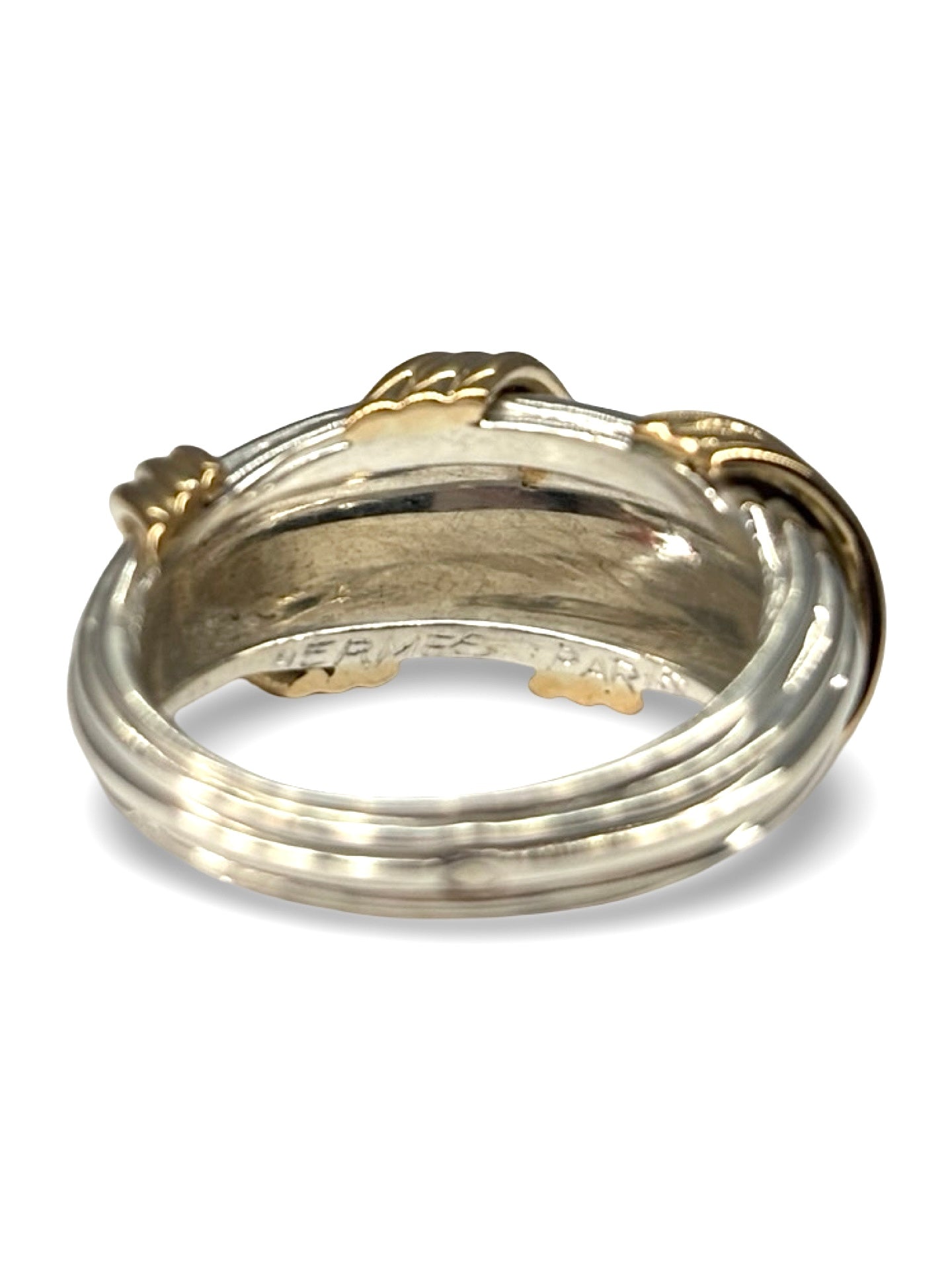 Bague Hermès vintage en or jaune 18 carats et argent 925 au design emblématique et intemporel. Ce bijou de luxe associe la chaleur de l’or jaune à l’élégance de l’argent massif pour un style raffiné et authentique. Idéale pour les amateurs de bijoux vintage et de pièces de collection, cette bague Hermès se porte au quotidien ou lors d’occasions spéciales et s’accorde facilement avec d’autres bijoux en or ou en argent.