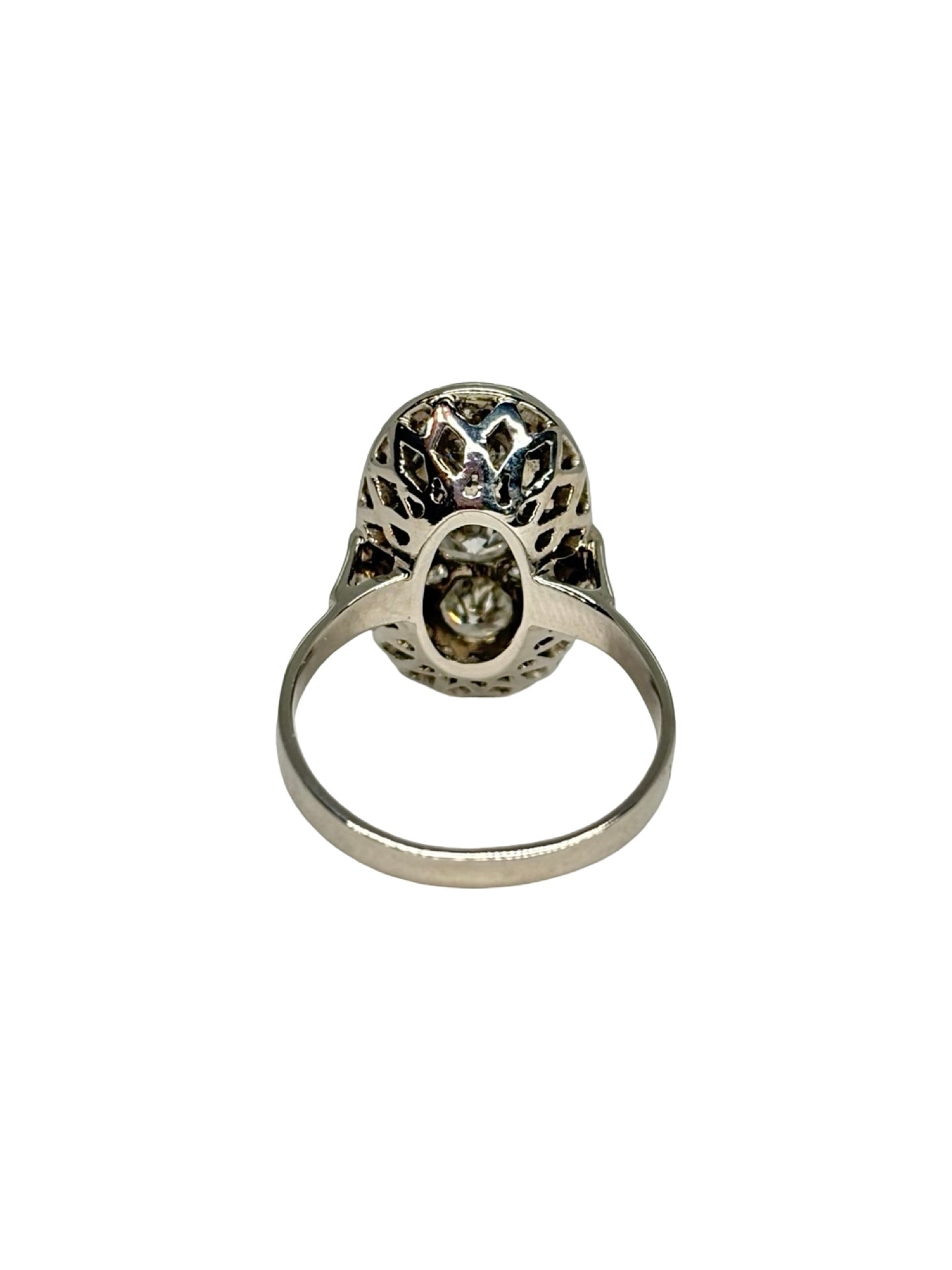 Superbe bague ancienne en or blanc 18K (750/1000) ornée de précieux diamants pour un poids total de 1,40 carat. Ce bijou vintage d'exception se distingue par son travail d'orfèvrerie raffiné et la pureté de son or blanc, offrant un éclat intemporel et élégant. En très bon état, cette bague de caractère associe le charme du style ancien à une brillance remarquable. Une pièce de haute joaillerie idéale pour enrichir une collection ou célébrer une occasion spéciale.