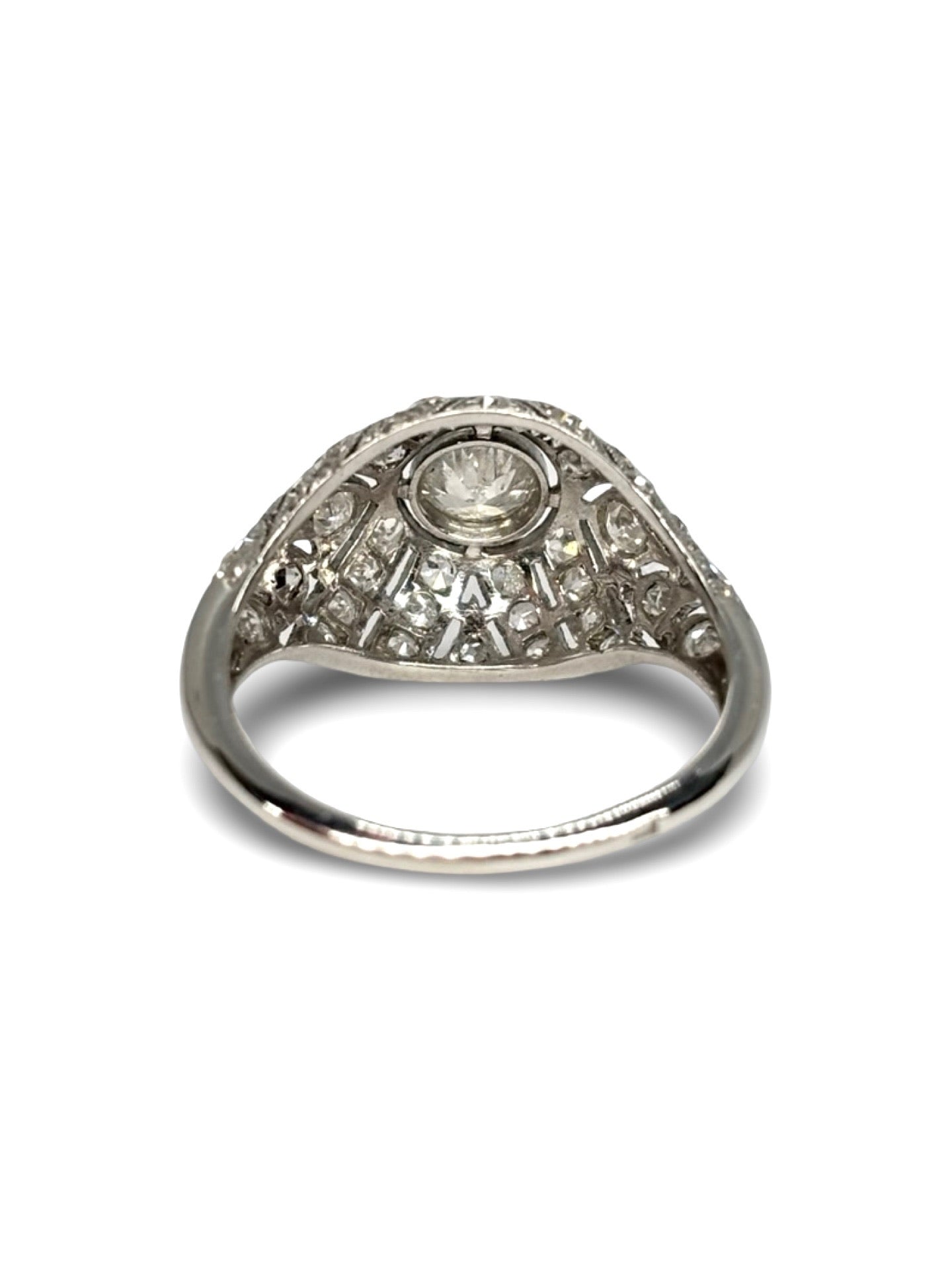 Bague ancienne en or blanc 18K sertie de diamants totalisant 0,75 carat. Ce bijou raffiné allie élégance intemporelle et savoir-faire joaillier. Son design classique met en valeur l’éclat des diamants, offrant une pièce unique, idéale pour une demande en mariage, une occasion spéciale ou pour enrichir une collection de joaillerie vintage.