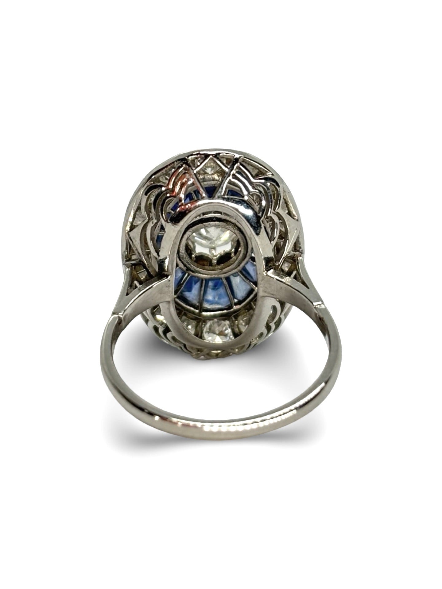 Bague ancienne en or blanc ornée de saphirs et de diamants totalisant 1,6 carat. Ce bijou raffiné allie l’élégance intemporelle de l’or blanc à l’éclat des diamants et la profondeur du bleu des saphirs. Parfaite pour une occasion spéciale ou pour compléter une collection de joaillerie vintage, elle incarne luxe et authenticité.
