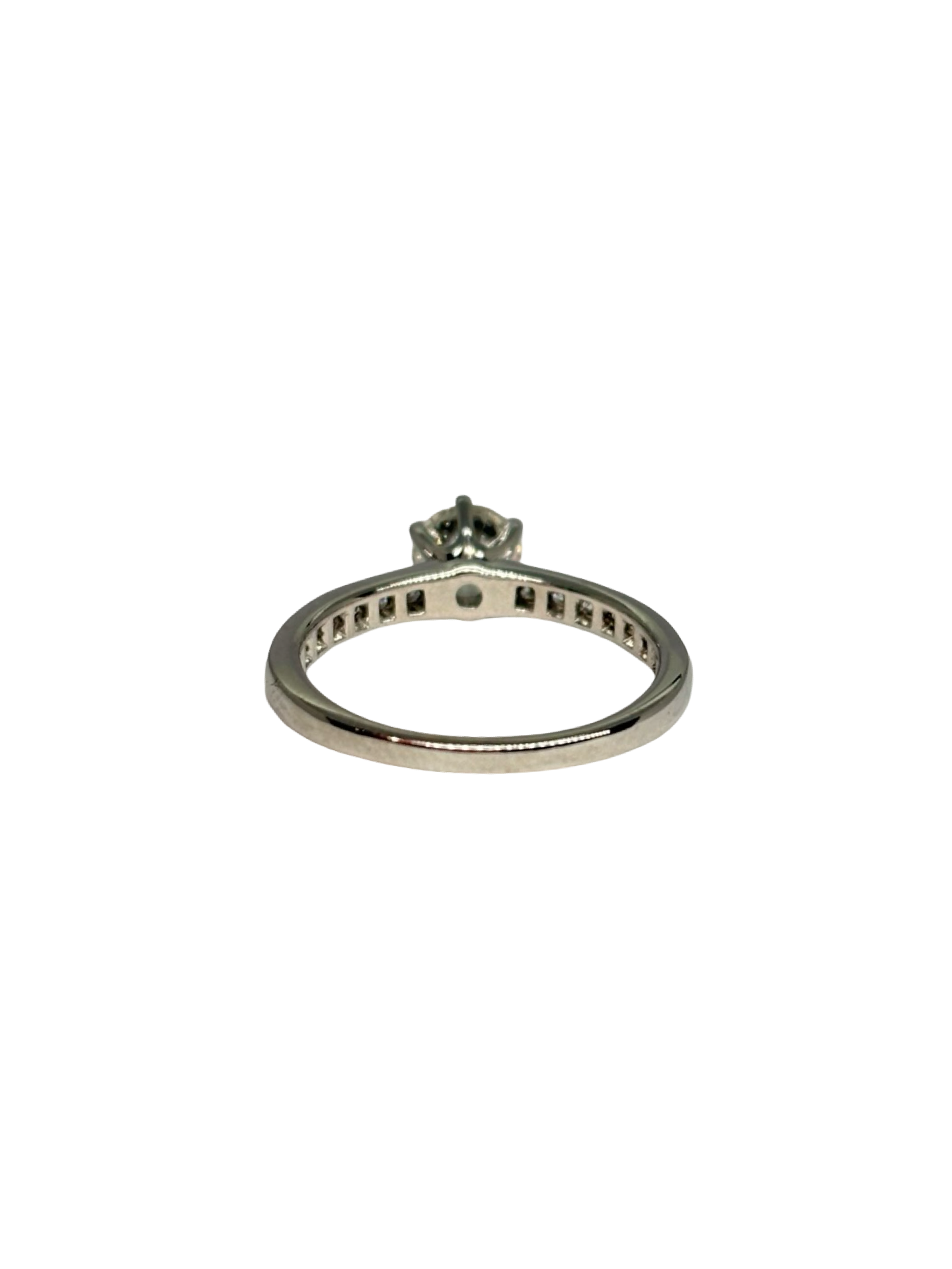 Bague solitaire Tiffany & Co en platine 950 sertie d’un diamant de 0,80 ct. Cette bague de joaillerie élégante séduit par son design intemporel et son diamant lumineux. Une création raffinée de la maison Tiffany & Co, idéale comme bague de fiançailles ou bijou précieux à offrir. Découvrez cette bague solitaire en platine 950, symbole d’élégance et de savoir-faire joaillier.