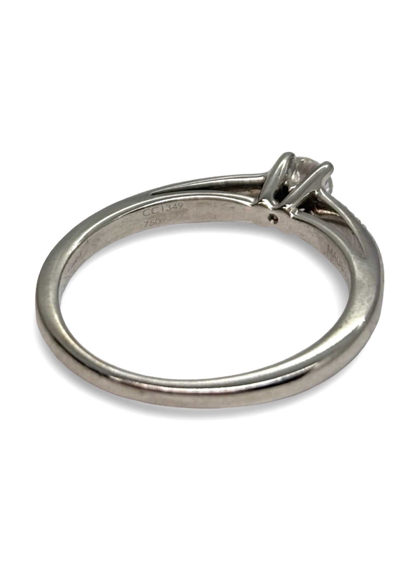 Solitaire « Tu es le sel de ma vie » en or blanc 18 carats serti de diamants. Bague élégante et romantique, symbole d’amour éternel, au design raffiné et lumineux. Idéale comme bague de fiançailles ou cadeau précieux, elle associe l’éclat des diamants à la pureté de l’or blanc pour une création intemporelle et sophistiquée.