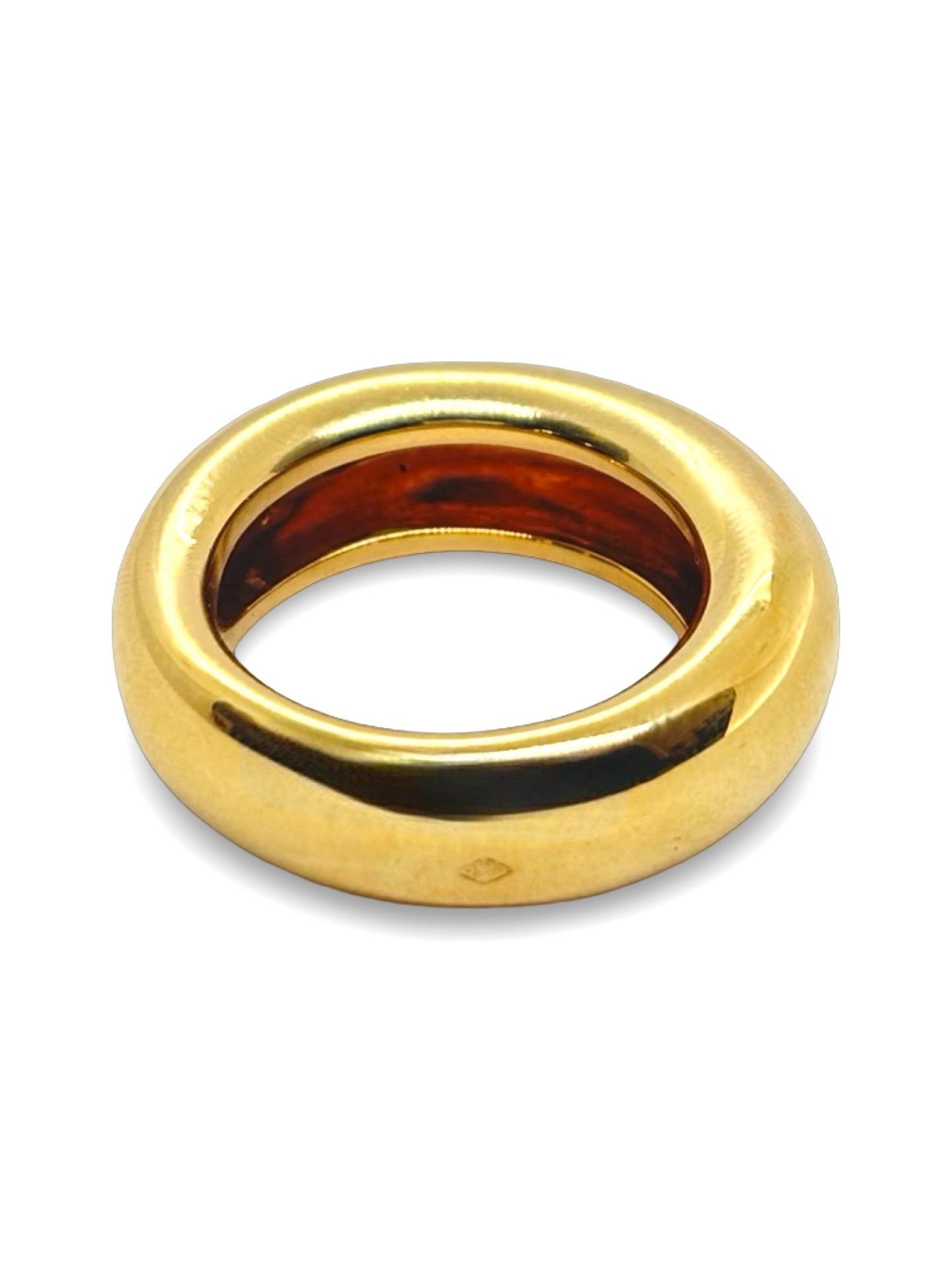 Bague jonc Cartier en or jaune 18 carats au design intemporel et élégant. Cette création emblématique séduit par ses lignes épurées et son éclat chaleureux, caractéristiques de la joaillerie de luxe. Réalisée en or jaune 18K, elle offre un porté confortable et une finition soignée. Idéale pour un usage quotidien ou pour compléter une collection de bijoux raffinés, cette bague jonc incarne le savoir-faire, l’élégance et la sophistication propres à la haute joaillerie.