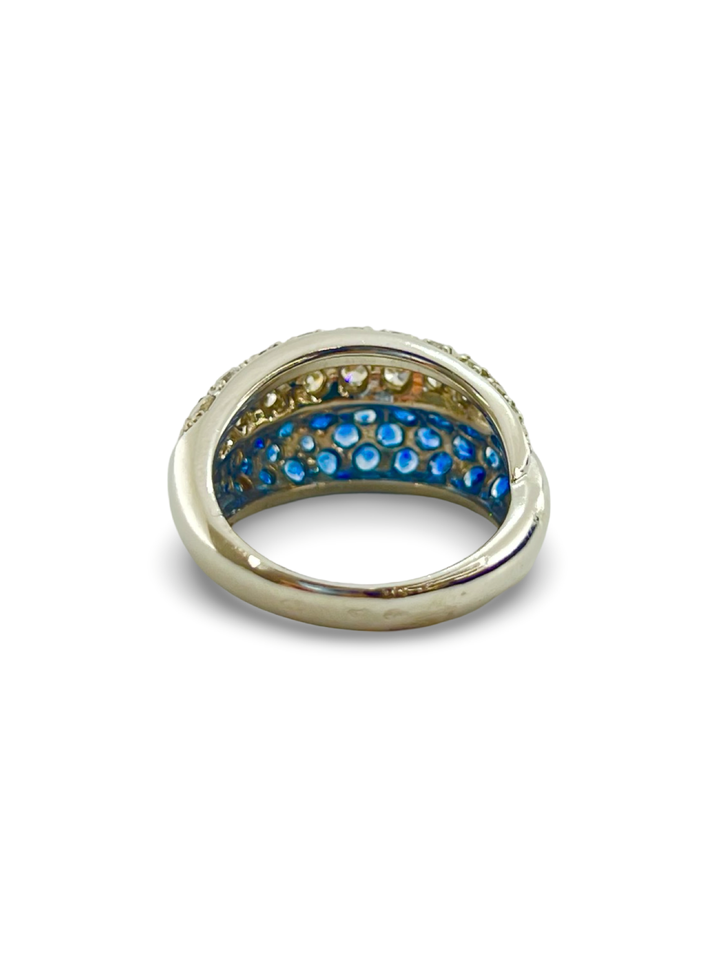 Bague demi-alliance en or blanc sublimée par des saphirs naturels taillés en brillants et des diamants éclatants. Un bijou raffiné et intemporel, affichant un poids total de 0,86 ct. Idéal pour une touche d'élégance au quotidien ou pour marquer un moment spécial.