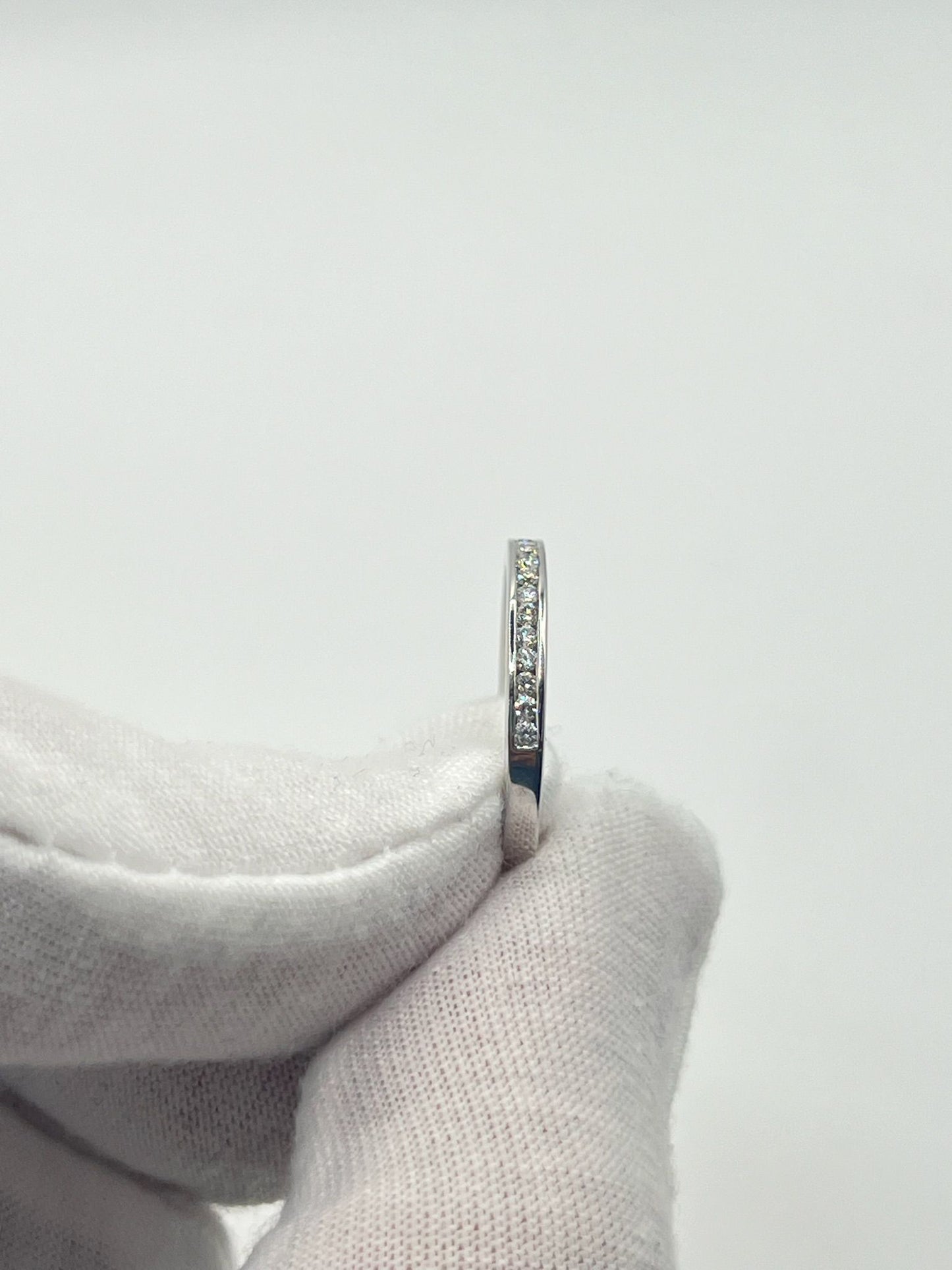 Bague demi-alliance en or blanc sertie de 17 diamants naturels d’environ 0,009 ct chacun, pour un poids total de 0,15 ct. Ce bijou élégant et raffiné apporte une touche de lumière et de sophistication à votre main. Idéale pour un mariage, des fiançailles ou un cadeau précieux, cette bague demi-alliance en or blanc incarne l’élégance intemporelle et le savoir-faire joaillier. Son sertissage délicat met en valeur l’éclat des diamants, offrant un rendu scintillant et harmonieux.