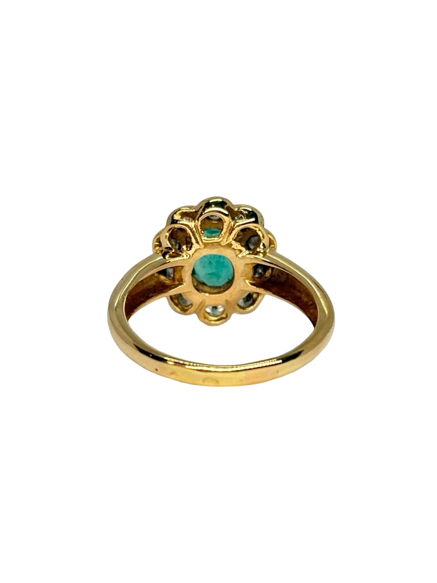 Bague en or jaune 18K (750/1000) sertie d'une magnifique émeraude naturelle de 2 ct, sublimée par des diamants naturels totalisant 0,50 ct. Son design élégant met en valeur l'intensité du vert de l'émeraude et l'éclat des diamants, offrant un bijou raffiné et intemporel. Idéale pour un cadeau d'exception, des fiançailles ou une collection de haute joaillerie, cette bague allie élégance, caractère et savoir-faire artisanal.