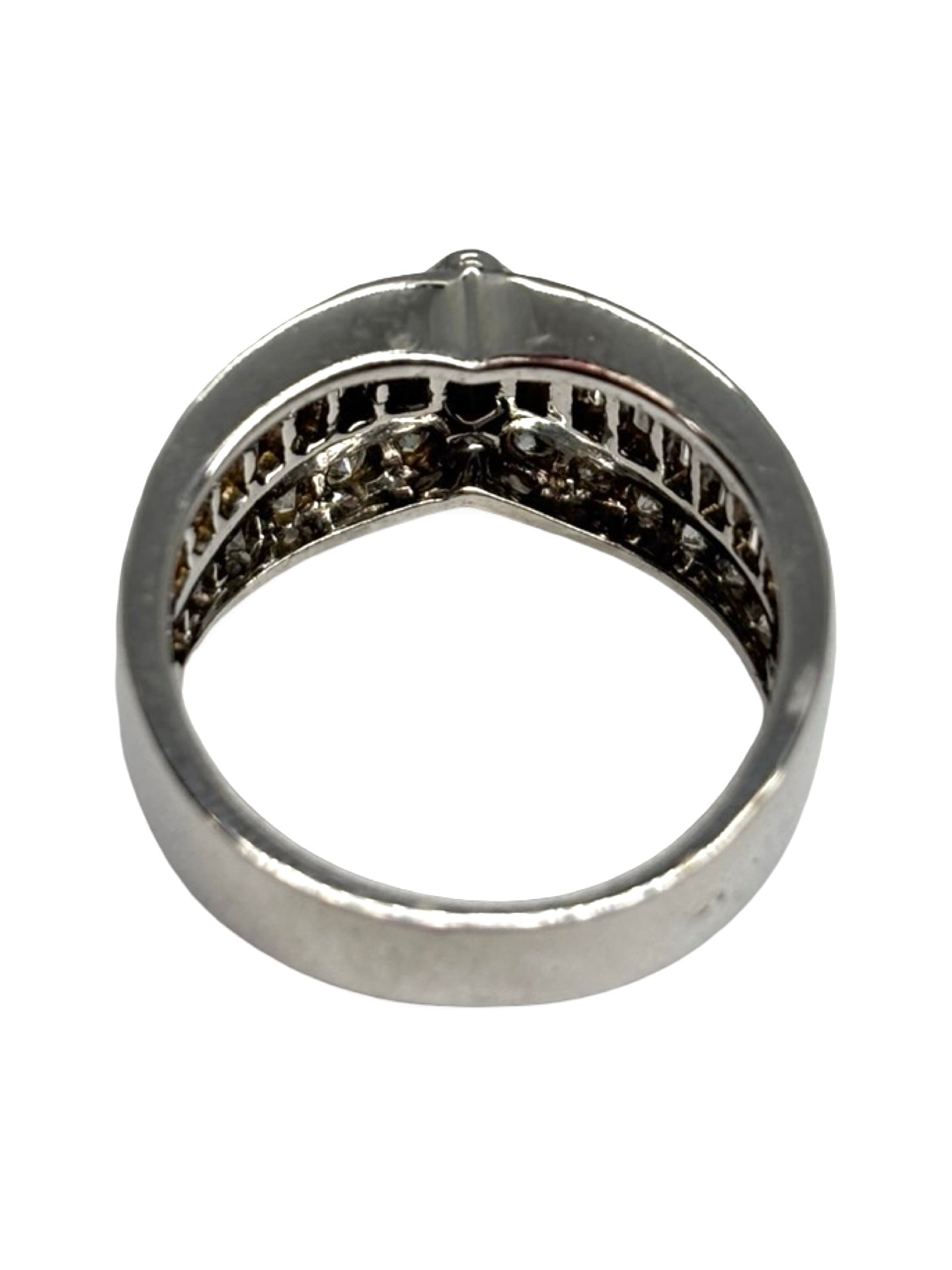 Bague en or blanc 18 carats sertie de diamants pour un poids total de 1,14 carat. Ce bijou raffiné séduit par l’éclat intense de ses diamants et la luminosité élégante de l’or blanc. Sophistiquée et intemporelle, cette bague précieuse sublime la main avec finesse. Idéale pour une occasion spéciale ou comme bijou d’exception, elle incarne le charme du luxe classique et durable.