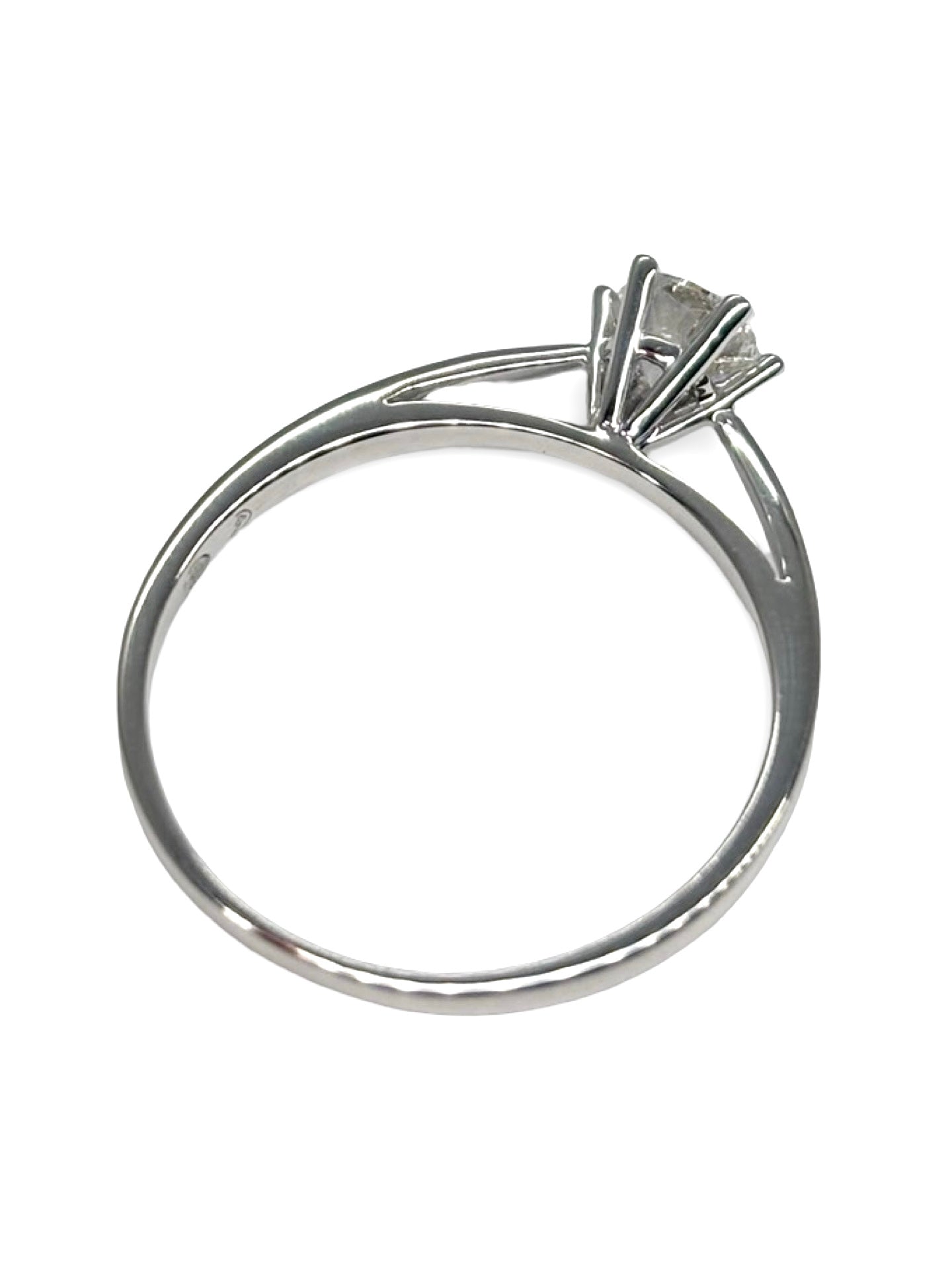 Solitaire en or blanc 18 carats avec diamant de 0,39 carat. Ce bijou raffiné met en valeur l’éclat pur du diamant et l’élégance de l’or blanc. Idéal pour un engagement ou une occasion spéciale, ce solitaire allie simplicité et sophistication, offrant une brillance intemporelle et un design classique qui sublime la main avec finesse et modernité.