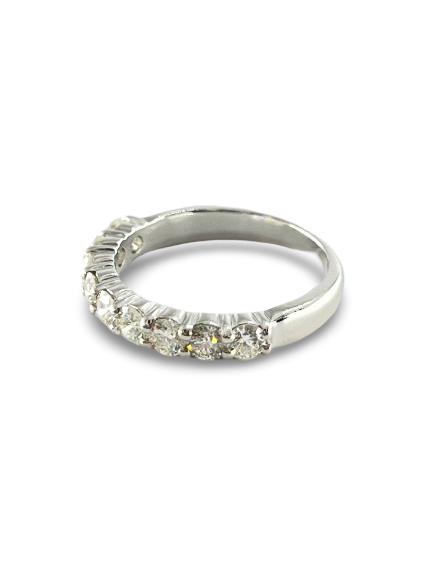 Découvrez cette magnifique bague en or blanc, sublimée par 9 diamants naturels éclatants, chacun d’environ 0,08 ct, pour un total de 0,72 ct. Un bijou raffiné, idéal pour une occasion spéciale ou pour sublimer votre quotidien. Son design intemporel et son éclat incomparable en font un choix parfait pour une alliance, un cadeau ou un bijou d’exception.