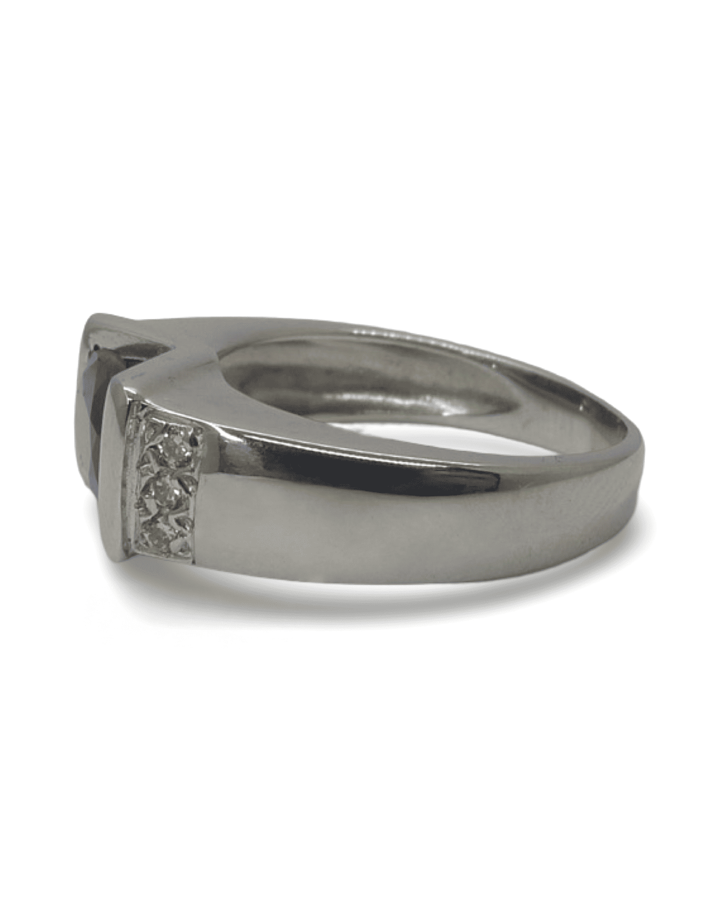 Découvrez cette superbe bague en or blanc sertie d’un saphir ovale non chauffé d’environ 1,20 ct, d’un bleu profond et probablement originaire de Madagascar. Sublimée par six petits diamants naturels, cette bague allie élégance et raffinement. Parfaite pour une occasion spéciale ou pour enrichir votre collection de bijoux précieux.