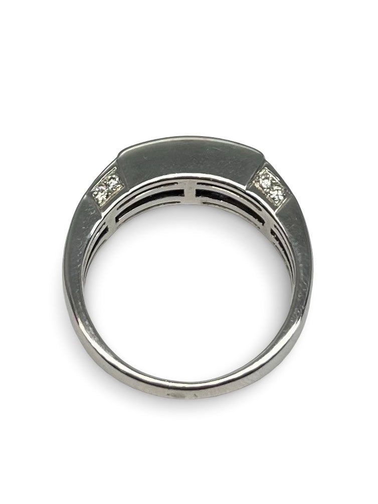 Bague en or blanc 18 carats sertie de diamants pour un poids total de 1 carat. Ce bijou lumineux allie élégance contemporaine et éclat intemporel. Idéale pour une demande en mariage, un anniversaire ou un moment unique, cette bague met en valeur la brillance naturelle des diamants avec raffinement.