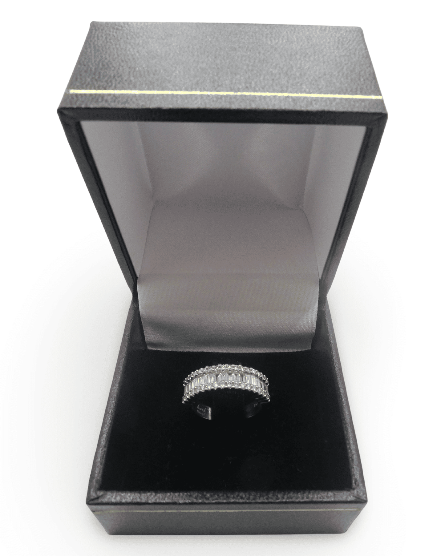 Découvrez une somptueuse bague en or blanc, sublimée par des diamants naturels d’exception taillés en baguettes et en brillants (E-F/VVS). Symbole d’élégance et de raffinement, cette pièce unique allie éclat et pureté pour un bijou d’une qualité incomparable. Livrée dans un écrin, elle saura sublimer chaque instant avec prestige et sophistication.