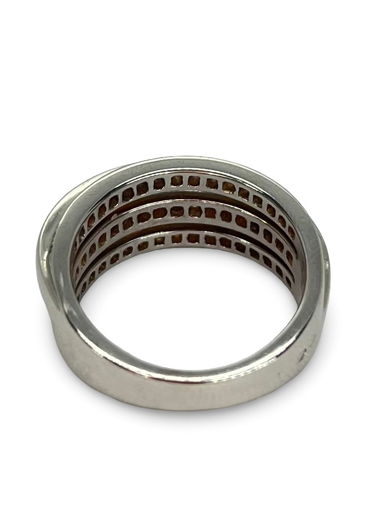 Bague en or blanc 18 carats sertie de diamants d’un poids total de 0,60 carat. Un bijou élégant et raffiné, parfait pour célébrer un moment unique. L’éclat des diamants se marie harmonieusement à la pureté de l’or blanc pour offrir une pièce lumineuse, idéale pour une occasion spéciale ou un cadeau précieux.