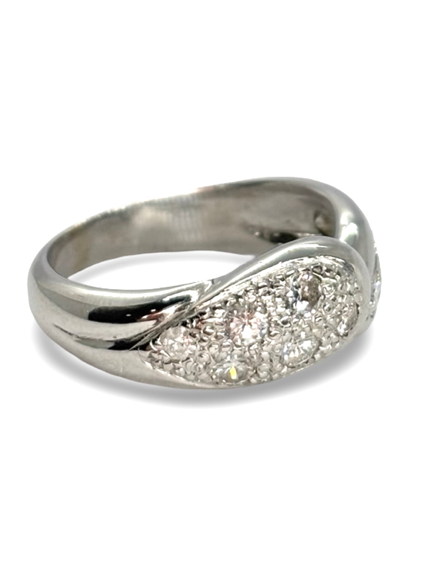 Bague élégante en or blanc sertie de diamants totalisant 0,60 carat, alliant raffinement et éclat subtil. Son design épuré met en valeur la brillance des pierres, créant un bijou intemporel idéal pour un mariage, une fiançailles ou un cadeau précieux. Une pièce raffinée qui illumine chaque main avec élégance.
