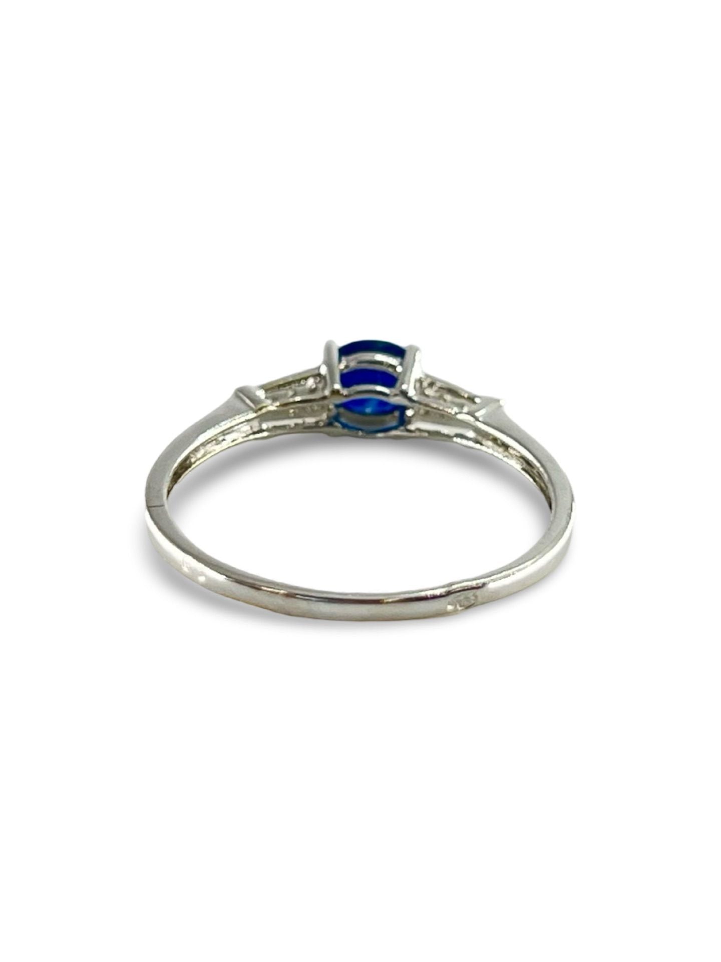 Découvrez notre bague en or blanc, magnifiquement sertie d’un saphir d’environ 0,40 ct accompagné de diamants naturels. Ce bijou raffiné allie élégance et brillance, offrant une touche sophistiquée à toutes vos tenues. Le saphir, avec sa couleur profonde, et les diamants véritables ajoutent une valeur inestimable à cette pièce unique. Parfaite pour un cadeau spécial ou pour marquer un moment important, cette bague est le choix idéal pour les amateurs de bijoux précieux.