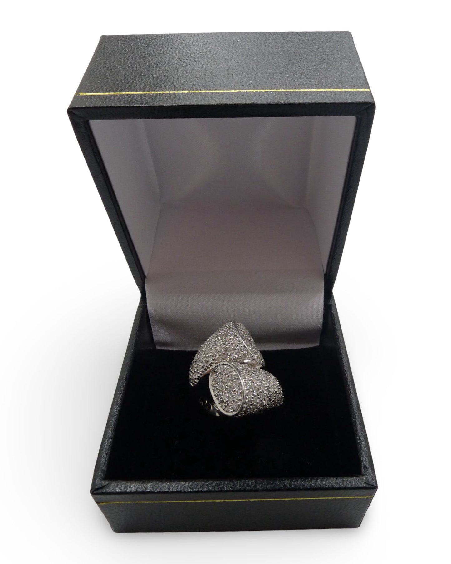 Découvrez cette superbe bague en or blanc sertie de diamants naturels taille brillant pour un poids total de 1,50 ct. Élégante et raffinée, cette bague intemporelle sublime chaque tenue avec son éclat exceptionnel. Livrée dans un écrin, elle est parfaite pour une occasion spéciale ou comme cadeau inoubliable.