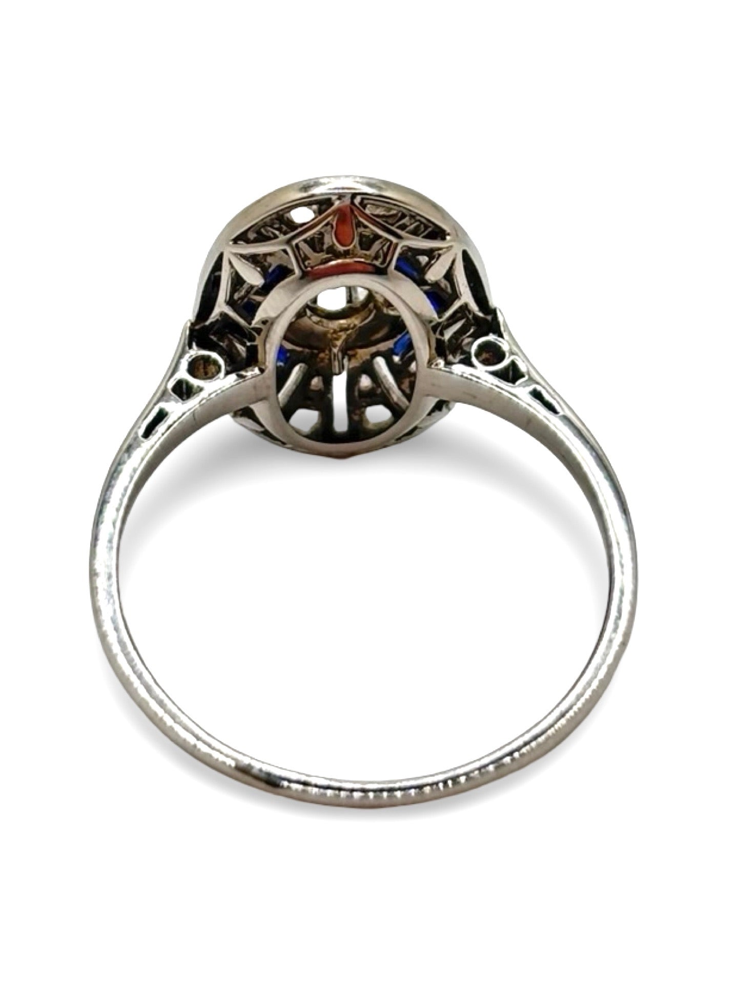 Bague ancienne en or blanc sertie de saphirs bleus et de diamants totalisant 0,25 carat. Bijou vintage au charme intemporel, inspiré des styles anciens, mettant en valeur le contraste entre l’éclat des diamants et la profondeur des saphirs. Idéale pour collection, cadeau ou bague de caractère, elle incarne l’élégance, le raffinement et l’authenticité de la joaillerie ancienne.
