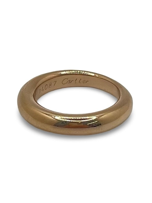 Élégante et intemporelle, cette bague Cartier en or jaune 18 carats incarne le raffinement du style joaillier français. Son design jonc épuré sublime la main avec discrétion et prestige. Un bijou emblématique de la Maison Cartier, parfait pour une touche de luxe au quotidien ou une occasion spéciale.