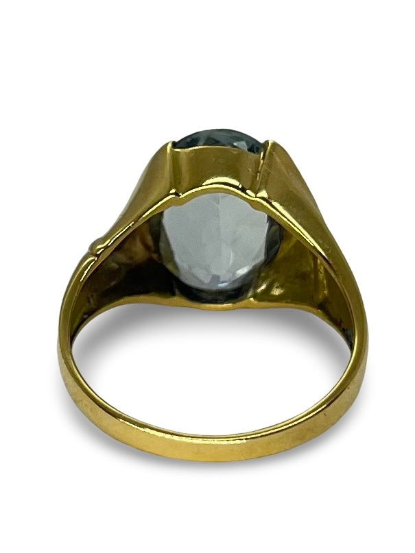 Bague en or jaune magnifiquement sertie d’une aigue-marine de 5 carats, alliant éclat et élégance. Ce bijou unique met en valeur la beauté naturelle de la pierre précieuse avec la chaleur de l’or jaune. Parfaite pour une occasion spéciale ou pour enrichir votre collection, cette bague incarne le raffinement et le luxe intemporel.