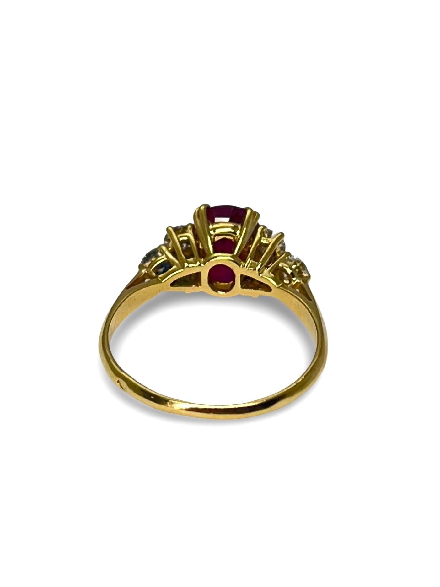 Éclatante et raffinée, cette bague en or jaune met en lumière un somptueux rubis de 2,19 carats, sublimé par un entourage de diamants totalisant 0,60 carat. Une pièce joaillière au charme intemporel, idéale pour marquer une occasion précieuse. Couleurs intenses et brillance éclatante pour un bijou d’exception.