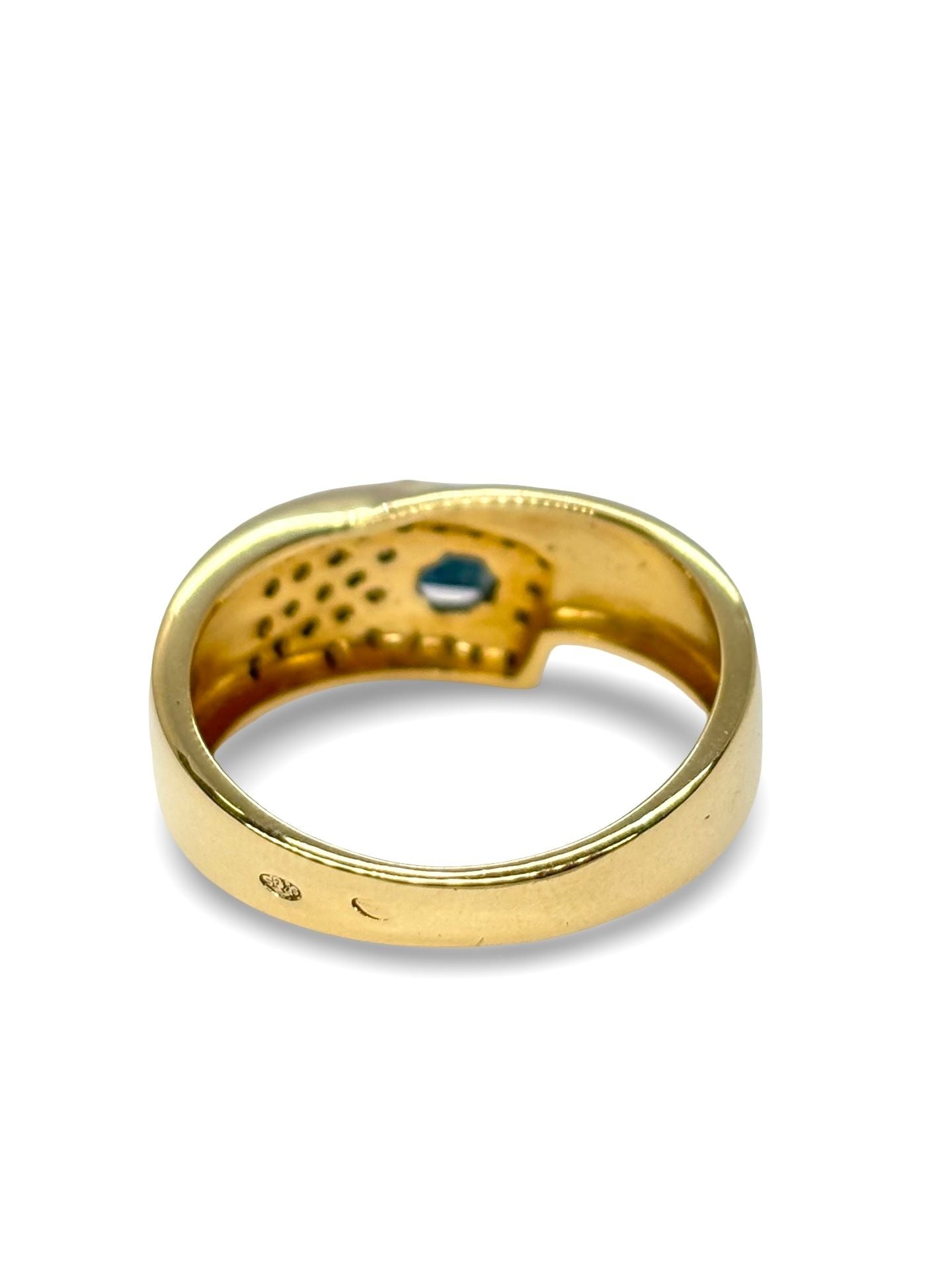 Élégante bague en or jaune 18 carats ornée d’un saphir taille princesse de 0,40 ct, sublimé par 0,30 ct de diamants éclatants. Ce bijou raffiné séduit par le contraste entre la profondeur du saphir bleu et la brillance des diamants. Idéal pour une occasion précieuse ou un cadeau unique.