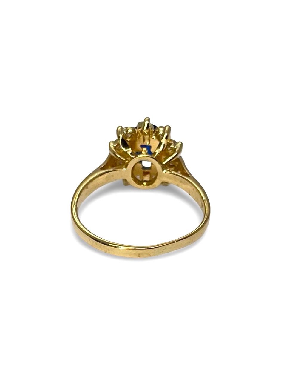 Élégante et lumineuse, cette bague en or jaune met à l'honneur un saphir bleu de 1 carat, sublimé par 0,30 carat de diamants. Un contraste harmonieux entre la profondeur de la pierre et l’éclat du diamant, pour un bijou raffiné et intemporel. Idéal pour une occasion spéciale ou un cadeau d’exception.